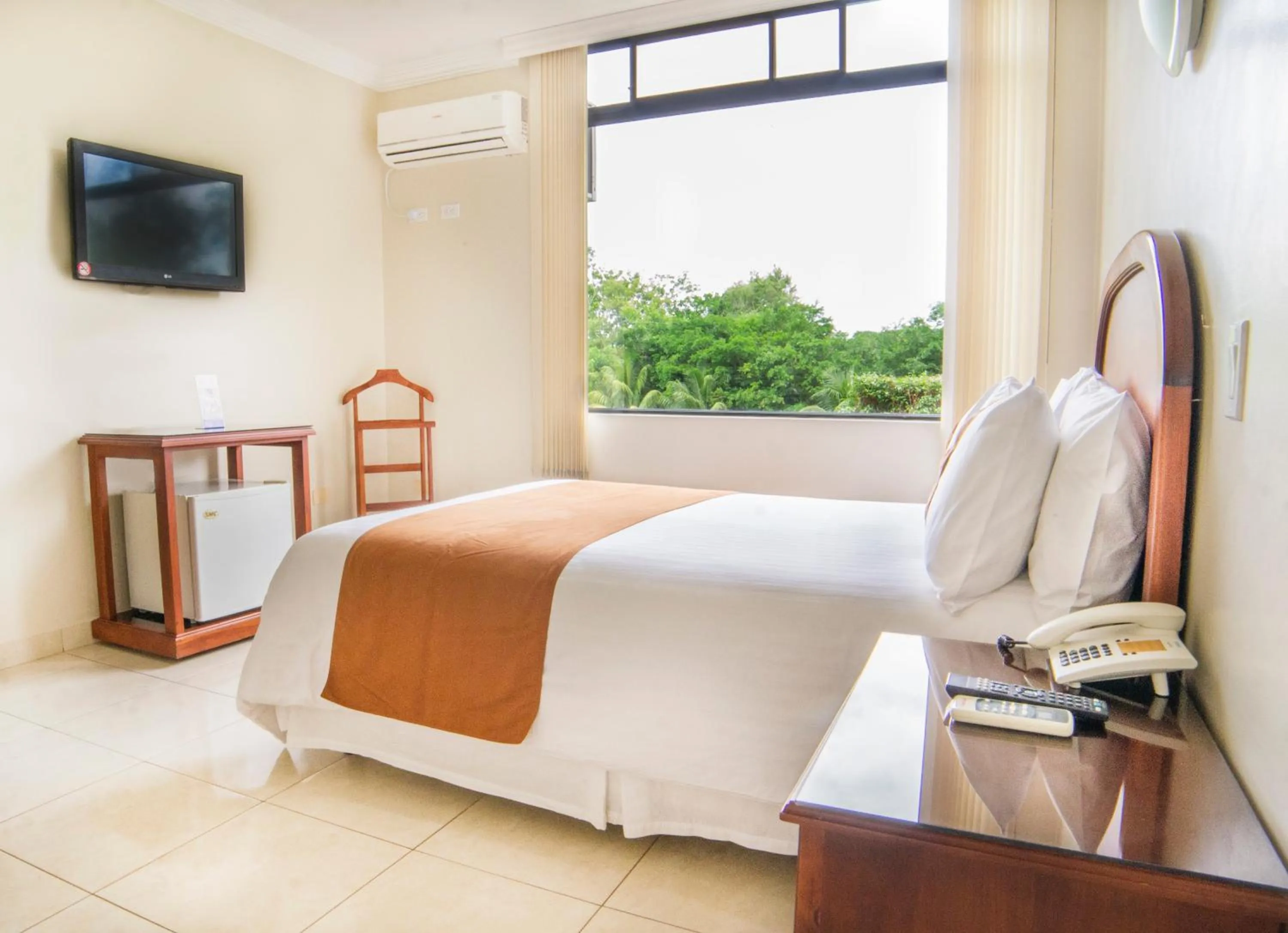 Photo of the whole room, Bed in Gran Hotel De Lago - Lago Agrio