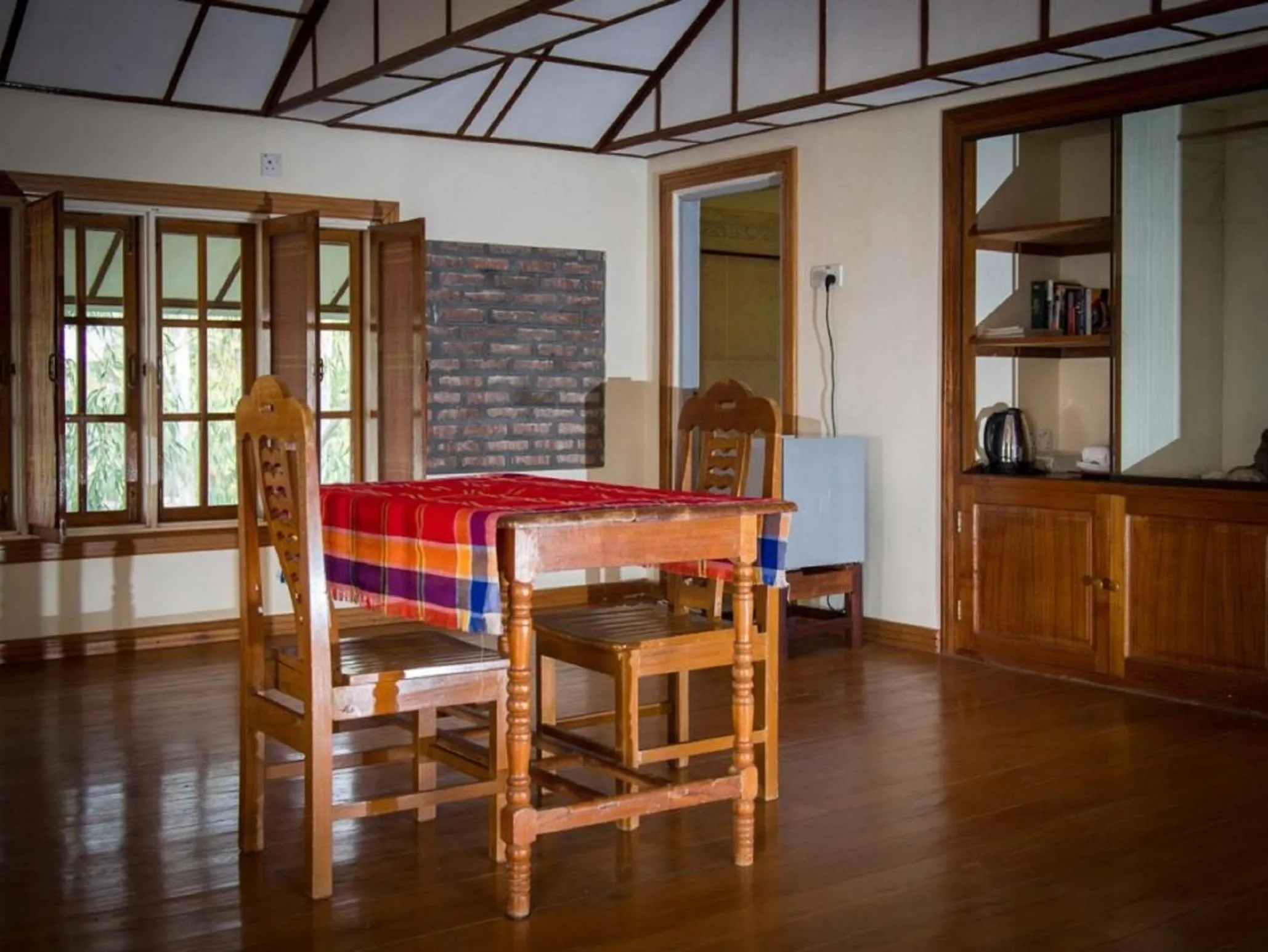 Restaurant/places to eat in Lei Thar Gone Guest House