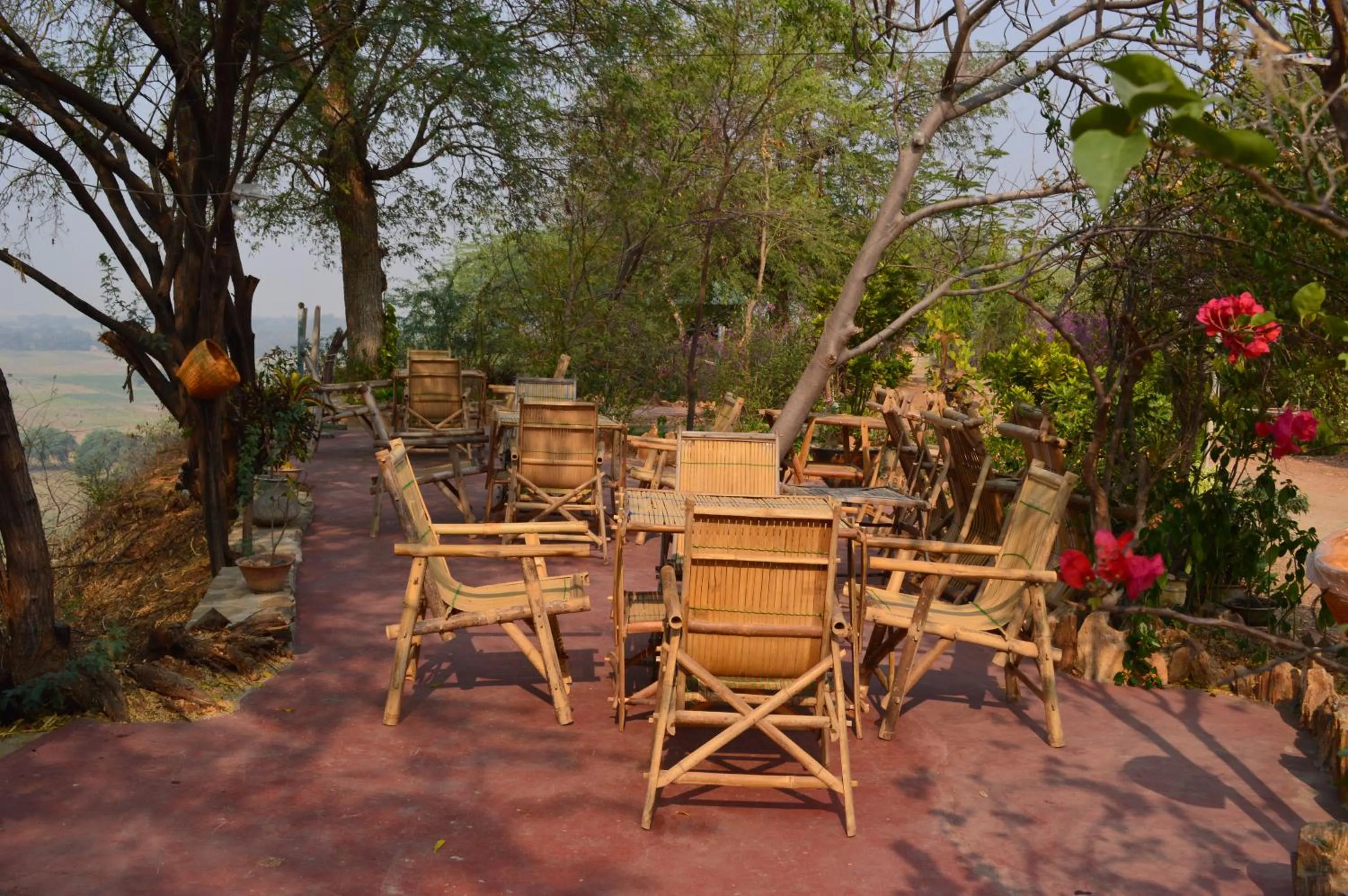 Restaurant/places to eat in Lei Thar Gone Guest House