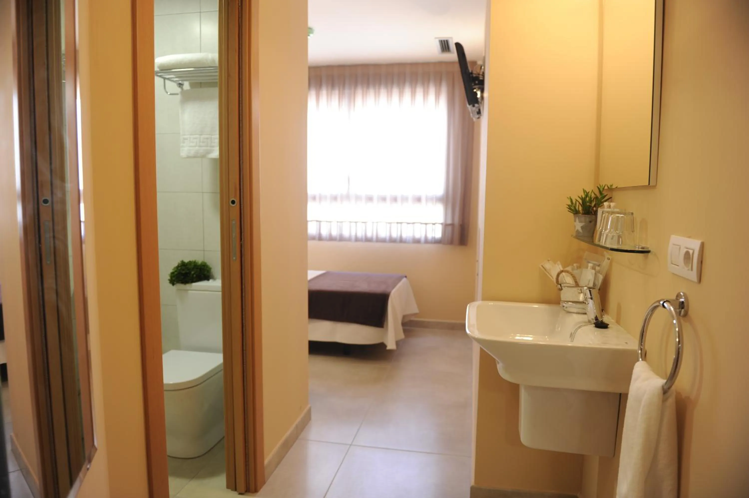 Photo of the whole room in La City Mercado