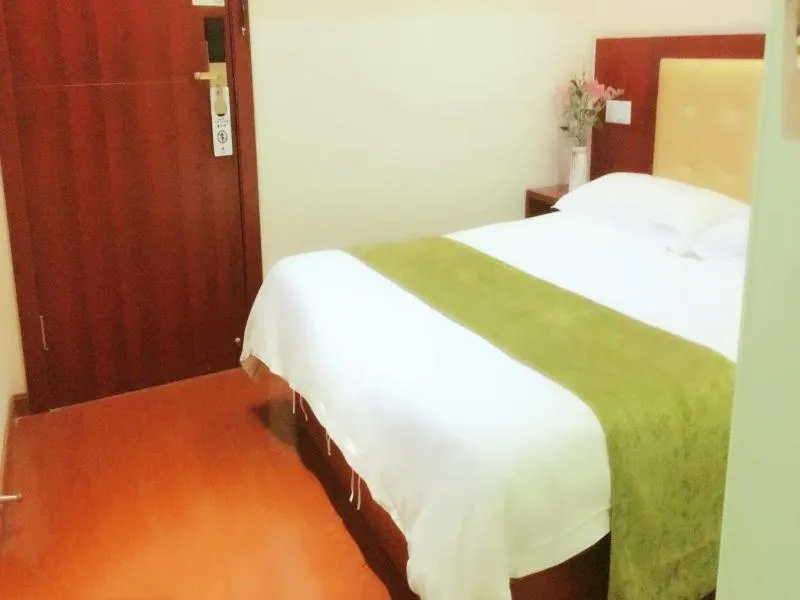 Bed in GreenTree Inn Shanghai Outlets National Convention Centre XuLe Road Shell Hotel