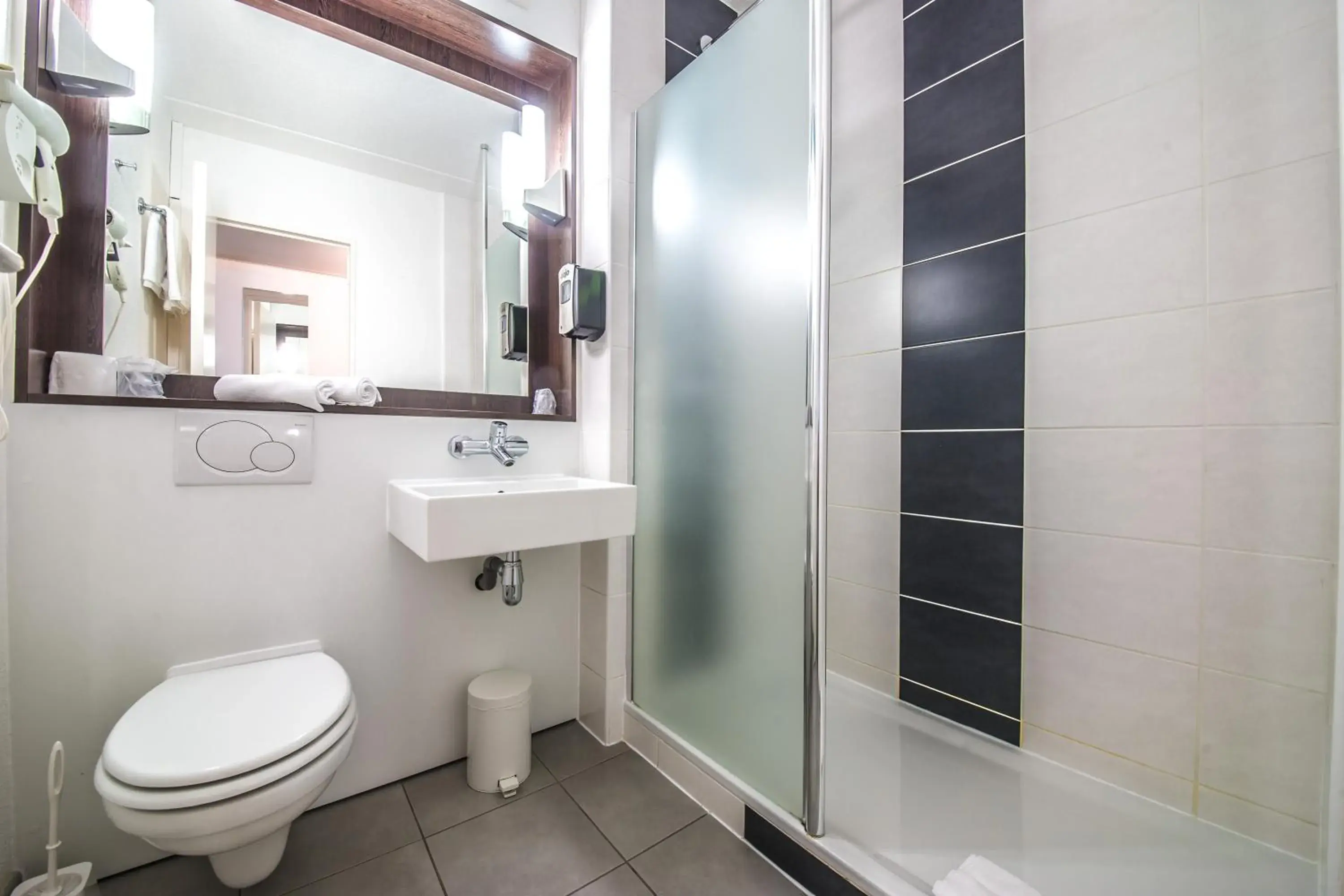 Double Room with Extra Bed (2 Adults + 1 Child) in Mandarina Hotel Luxembourg Airport Double Room with Extra Bed (2 Adults + 1 Child) in Mandarina Hotel Luxembourg Airport