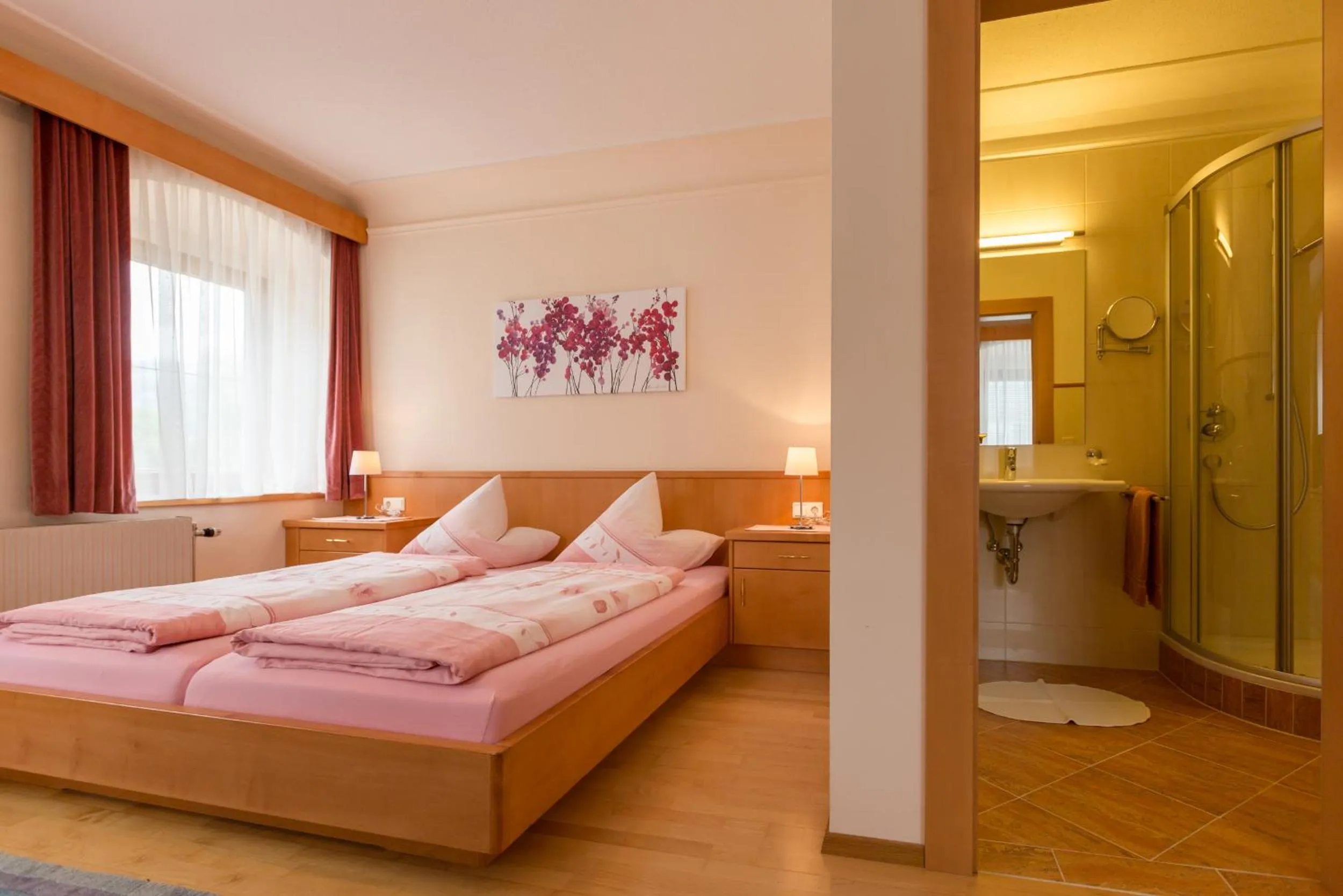 Photo of the whole room, Bed in Hotel Garni Elisabeth