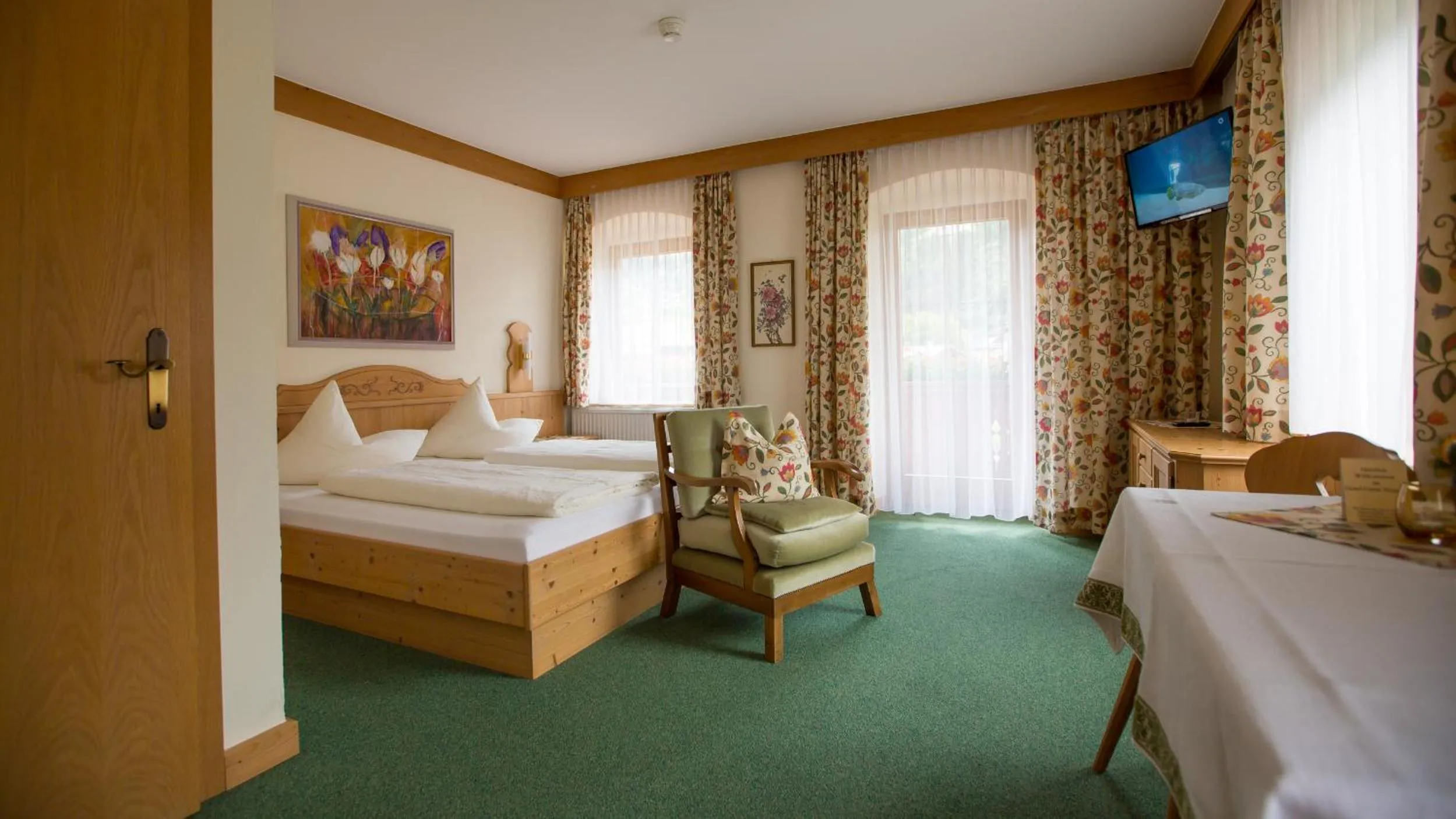 Photo of the whole room, Bed in Hotel Garni Elisabeth