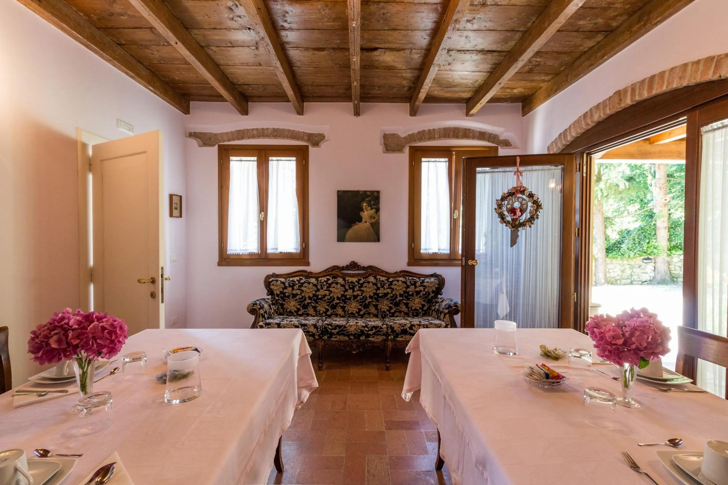 Communal lounge/ TV room in B&B in Valle