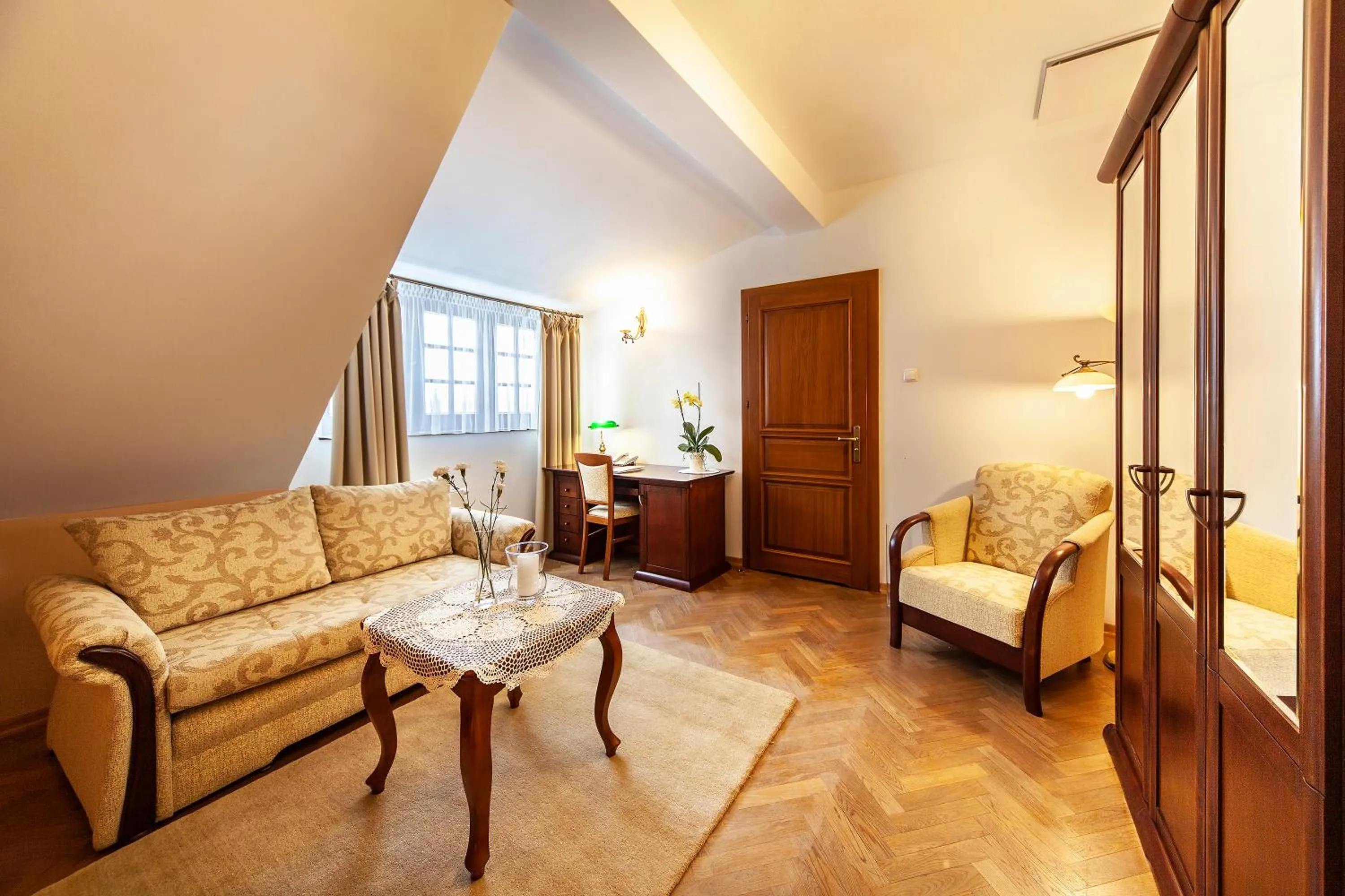 Library, Bed in Rezydencja Dwór Polski