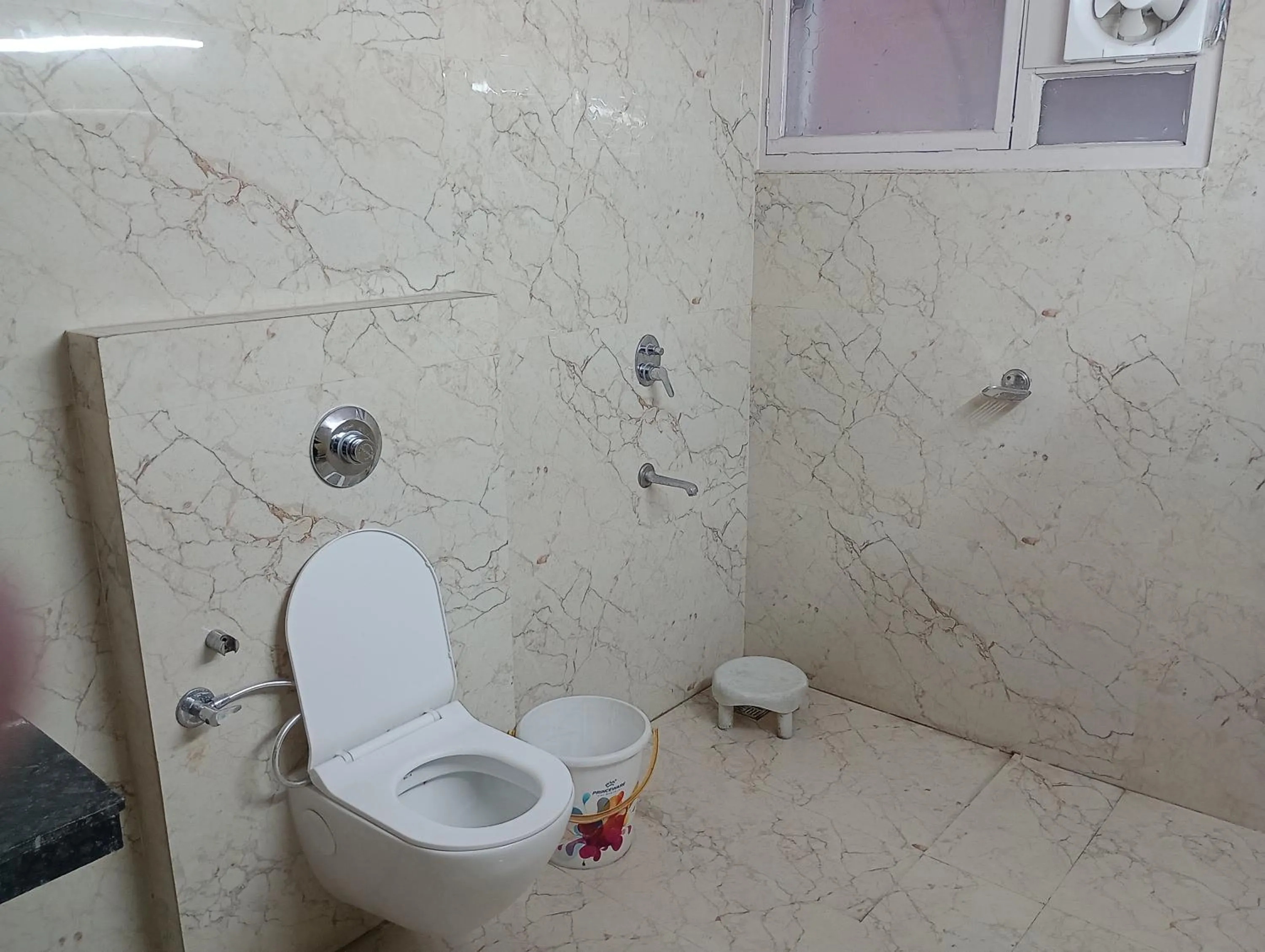 Bathroom in Hotel Airlines