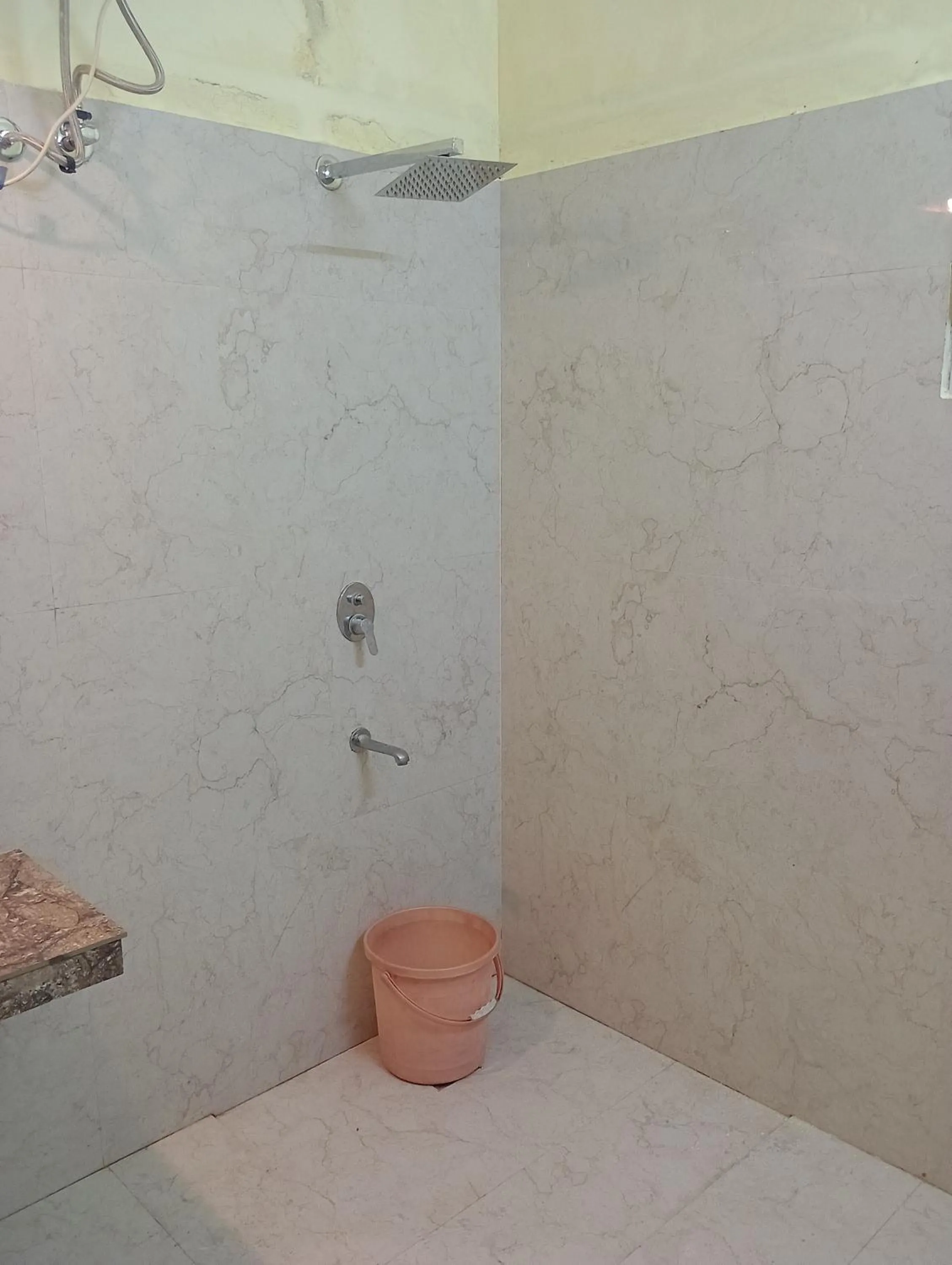 Shower in Hotel Airlines