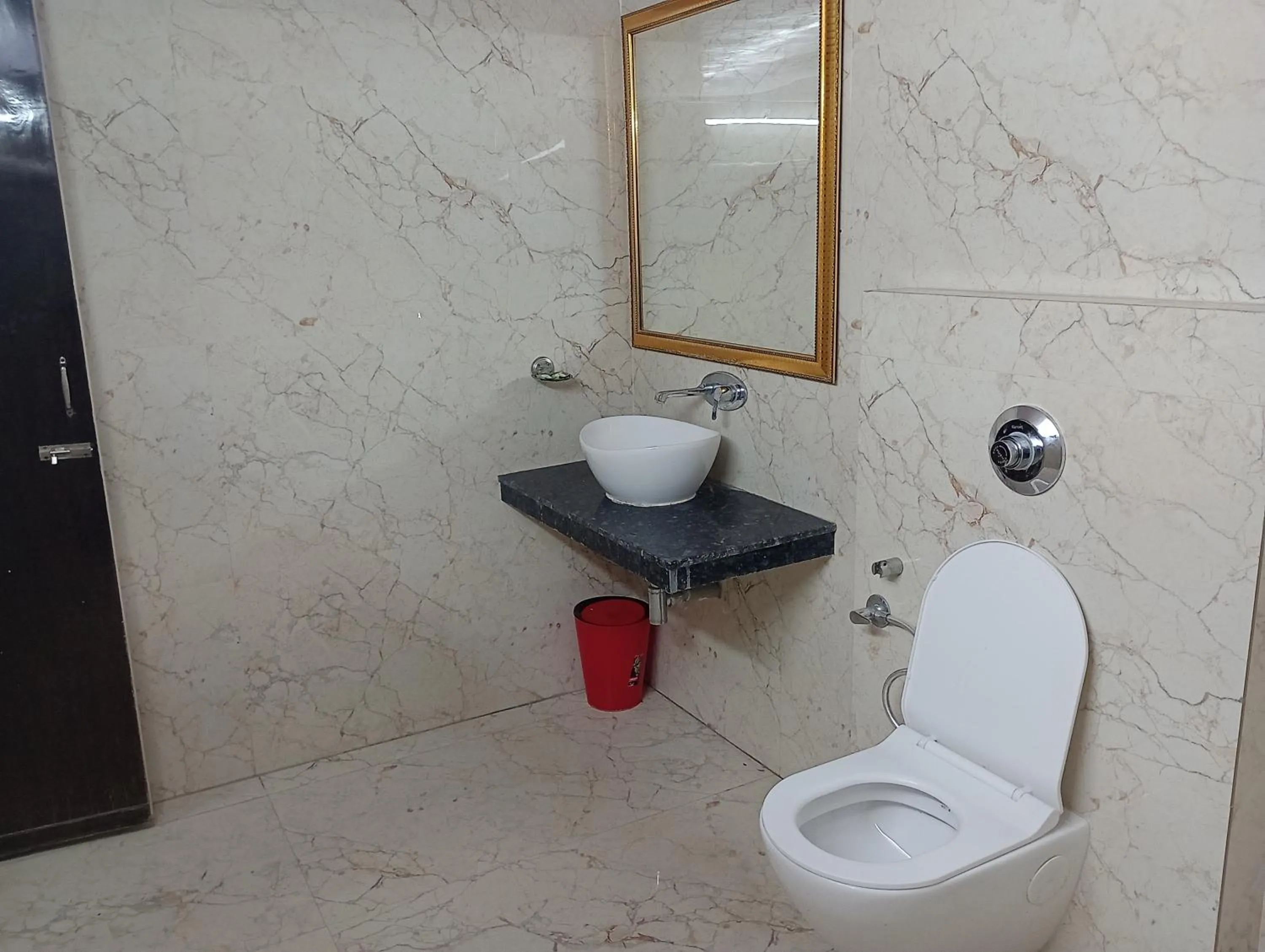 Bathroom in Hotel Airlines