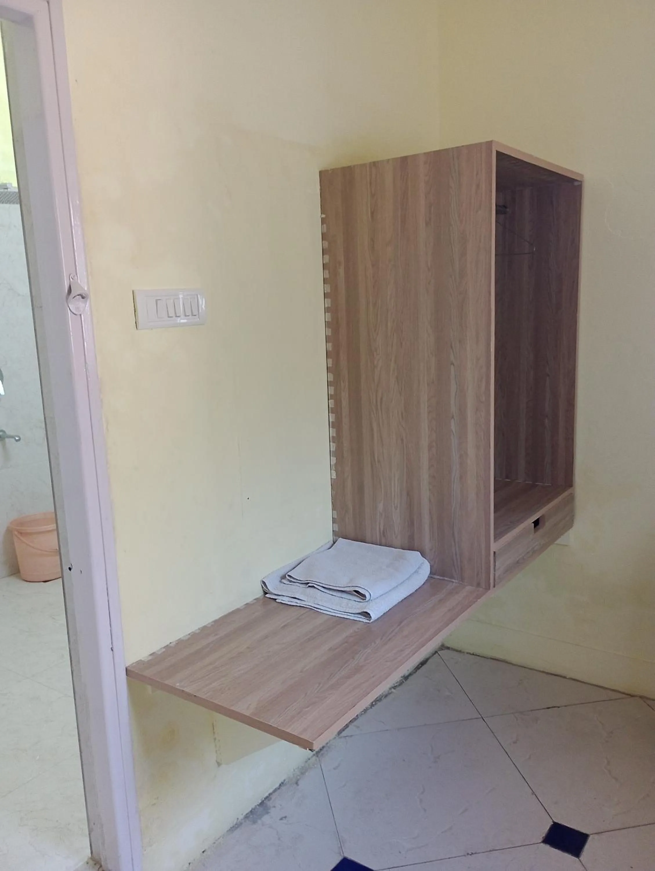 wardrobe in Hotel Airlines