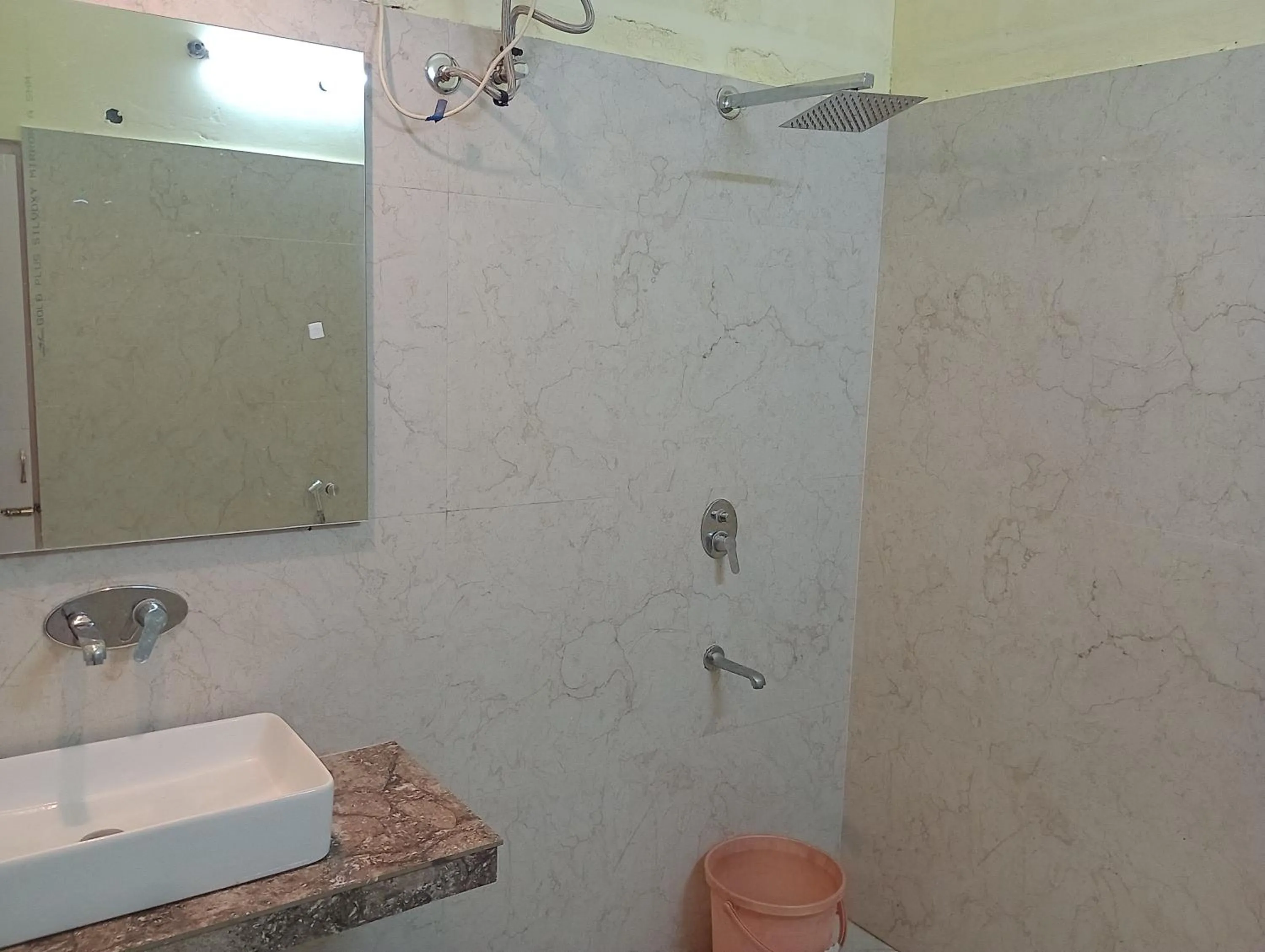 Bathroom in Hotel Airlines