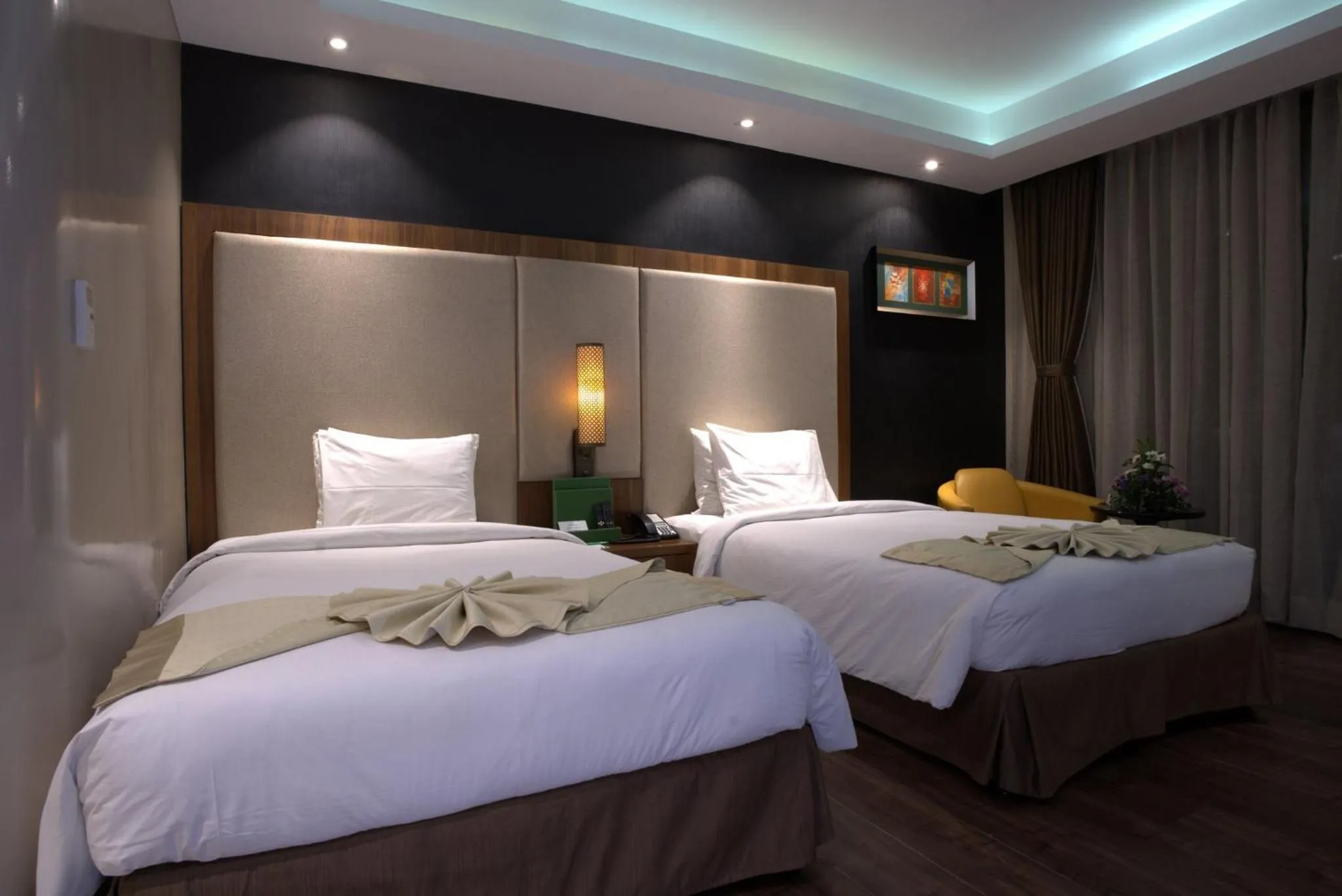 Photo of the whole room, Bed in Holiday Inn Kolkata Airport by IHG