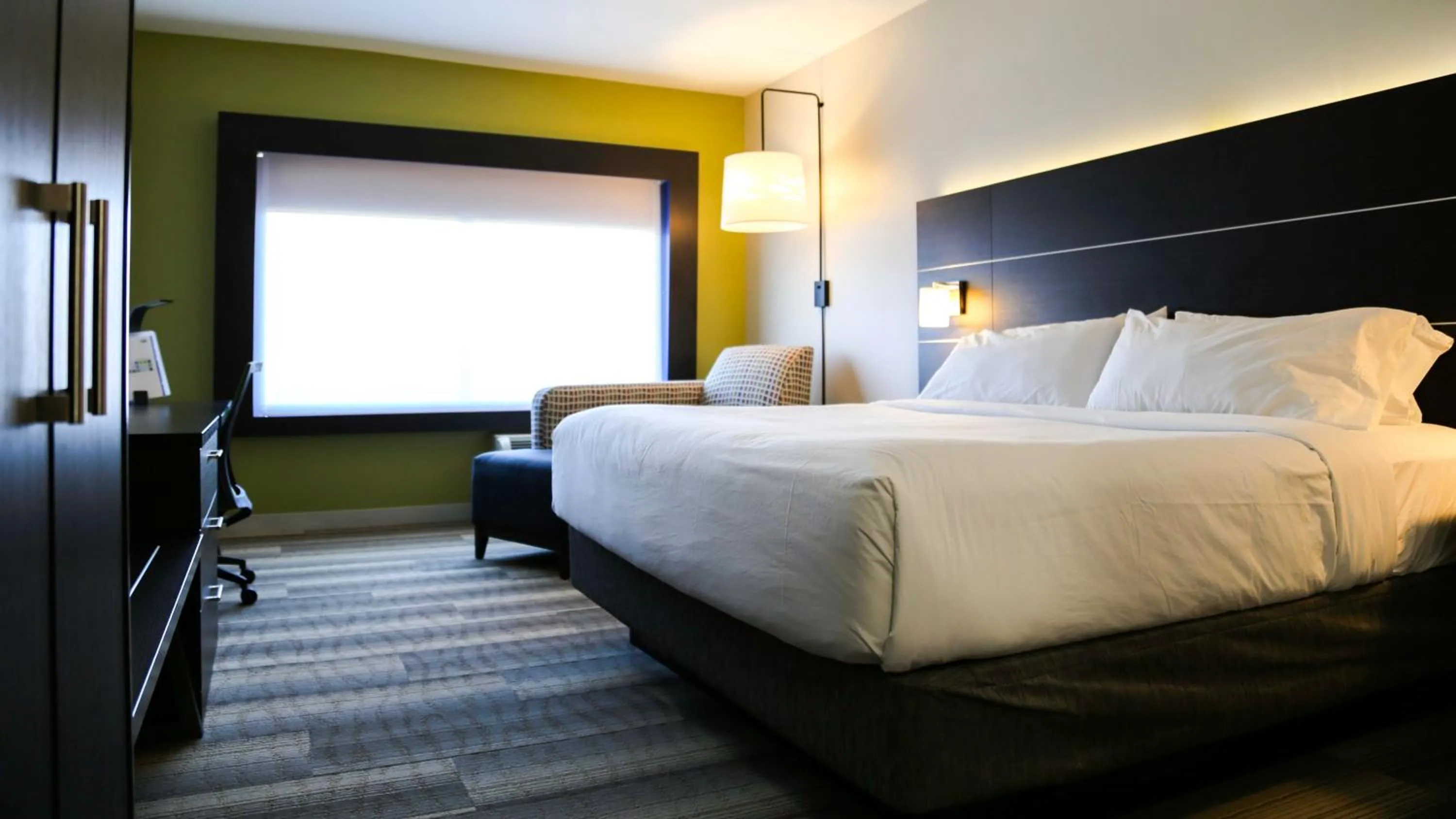 Photo of the whole room, Bed in Holiday Inn Express & Suites Kingston-Ulster by IHG