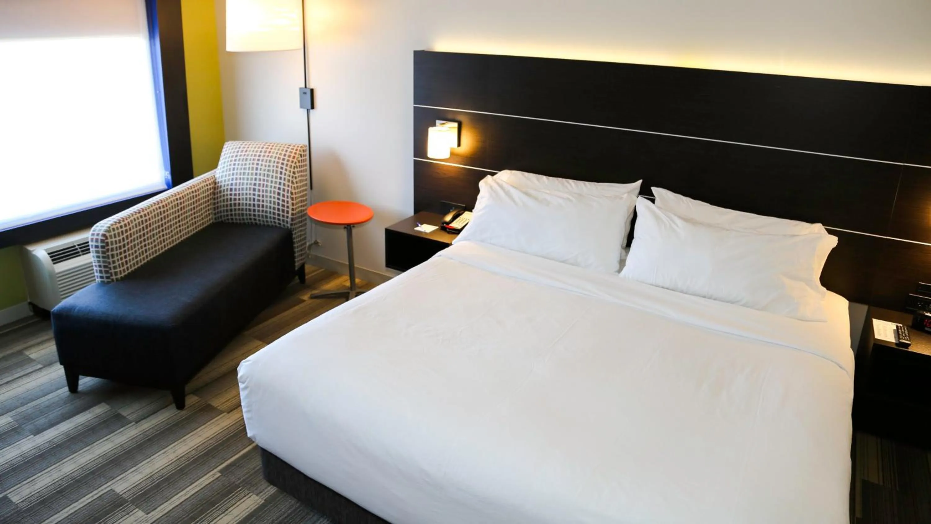 Photo of the whole room, Bed in Holiday Inn Express & Suites Kingston-Ulster by IHG