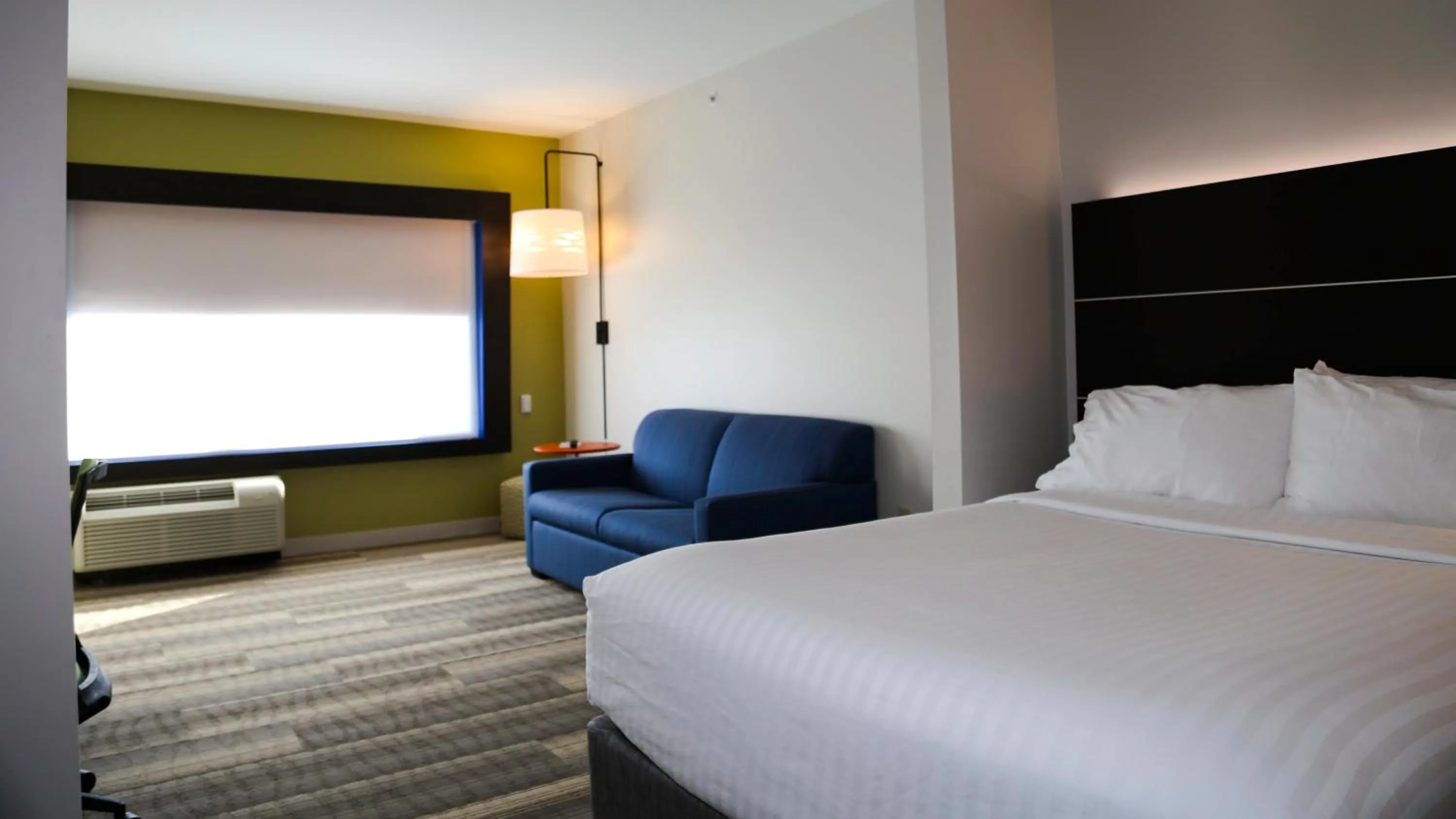 Photo of the whole room, Bed in Holiday Inn Express & Suites Kingston-Ulster by IHG