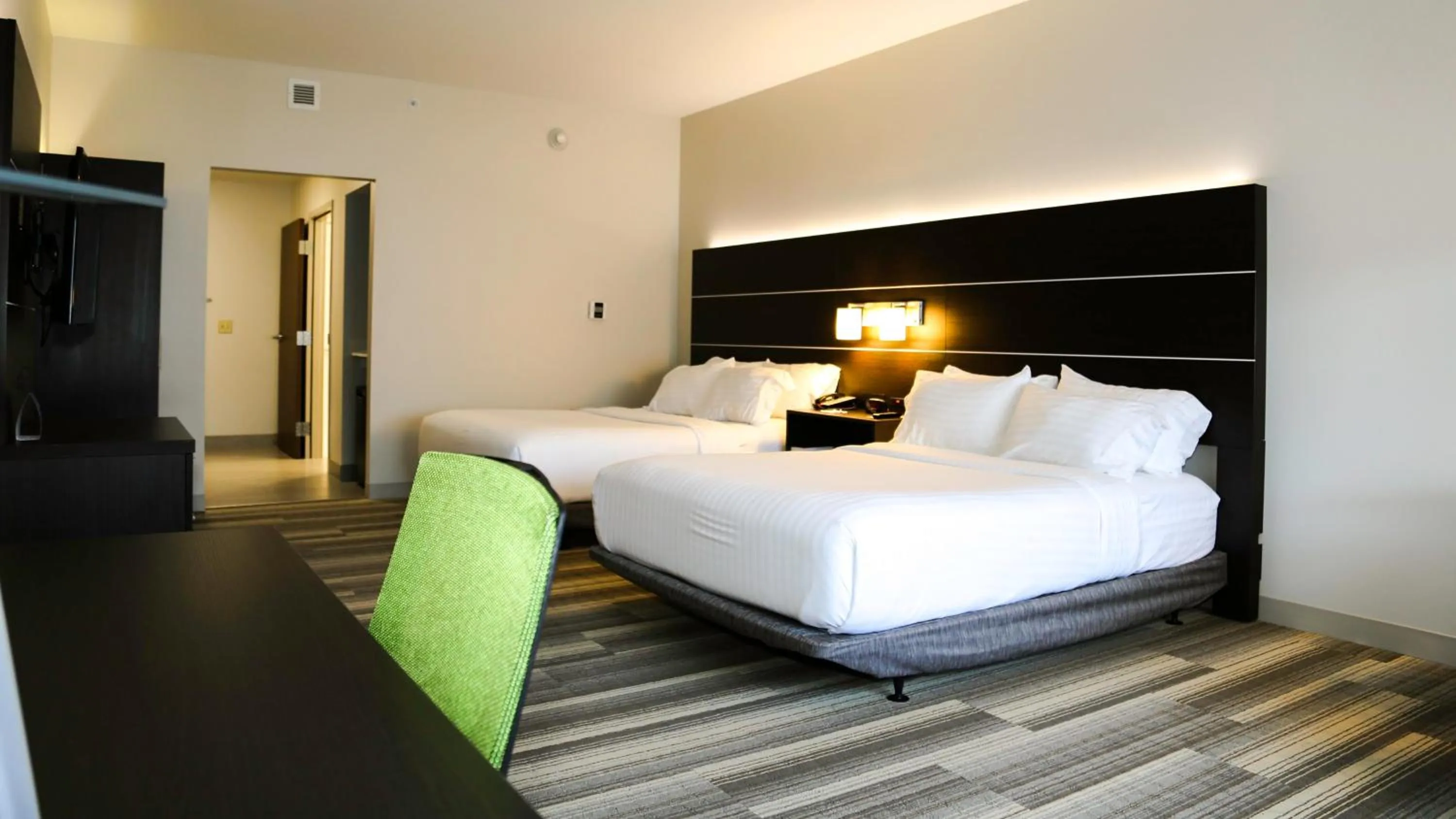 Photo of the whole room, Bed in Holiday Inn Express & Suites Kingston-Ulster by IHG