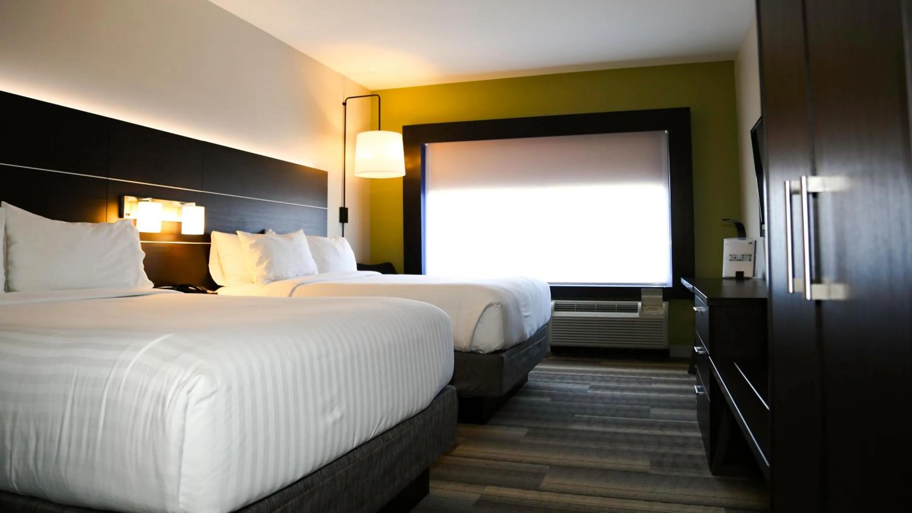 Photo of the whole room, Bed in Holiday Inn Express & Suites Kingston-Ulster by IHG