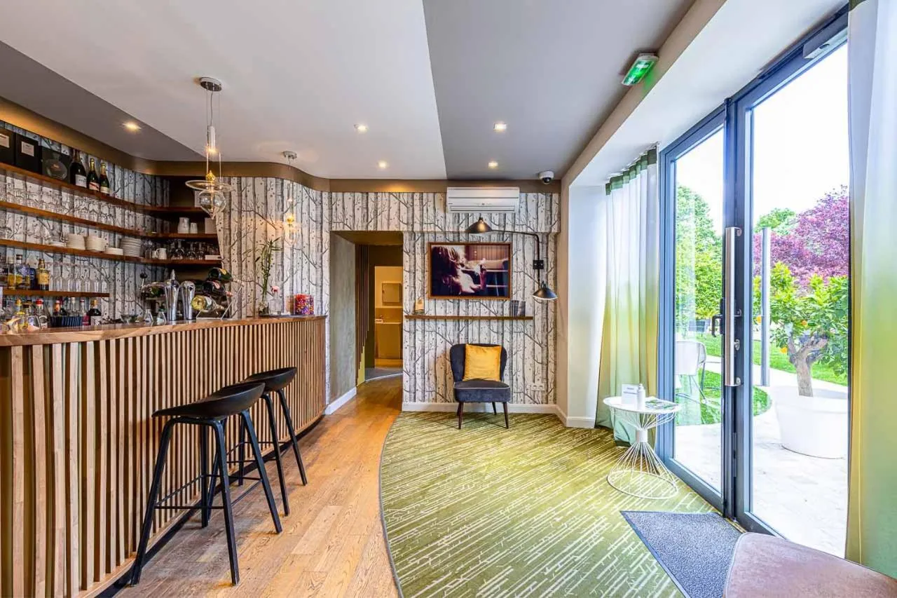 Lounge or bar in Hotel Le Saint Gelais