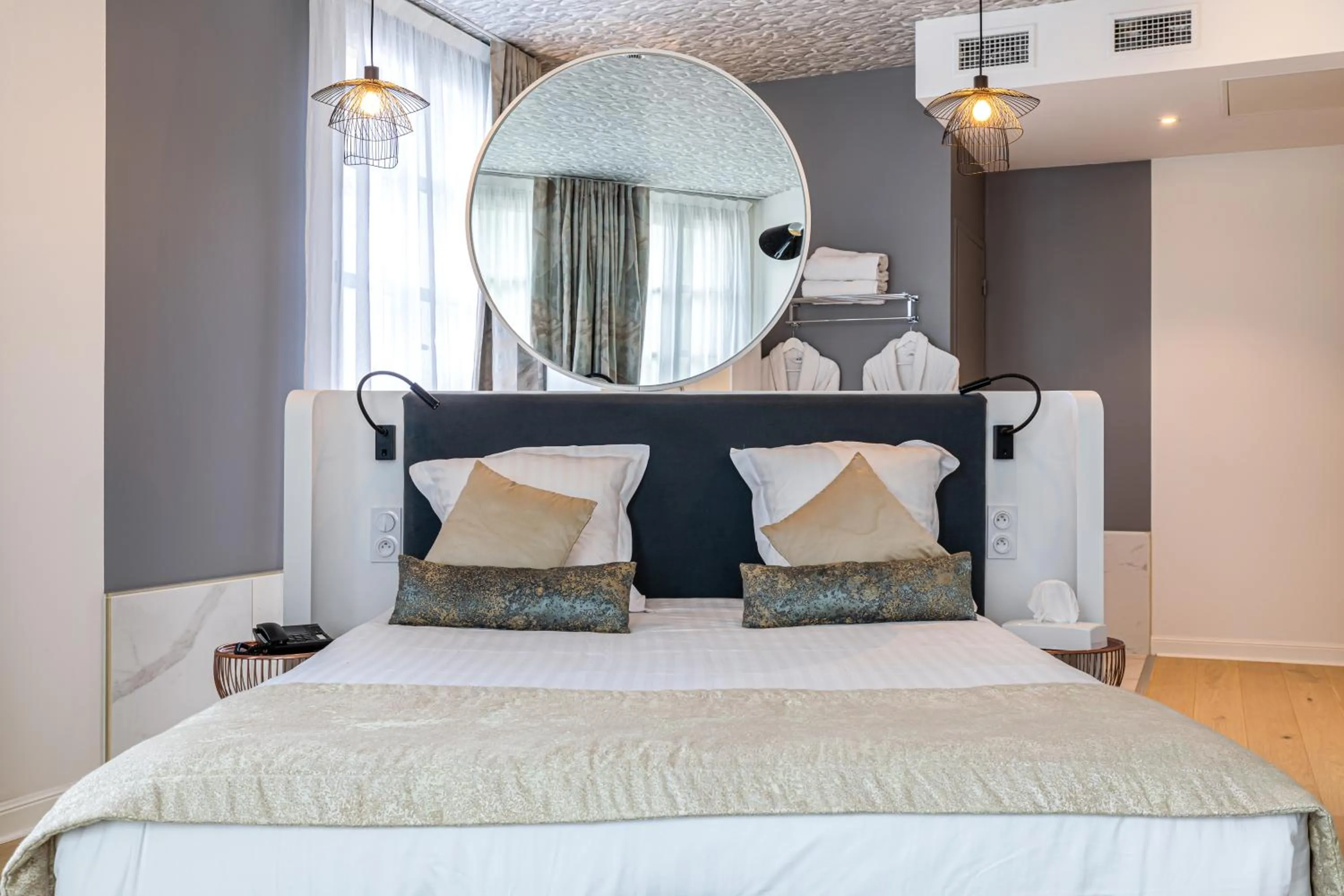 Bed in Hotel Le Saint Gelais