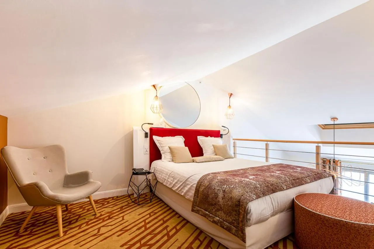 Bed in Hotel Le Saint Gelais