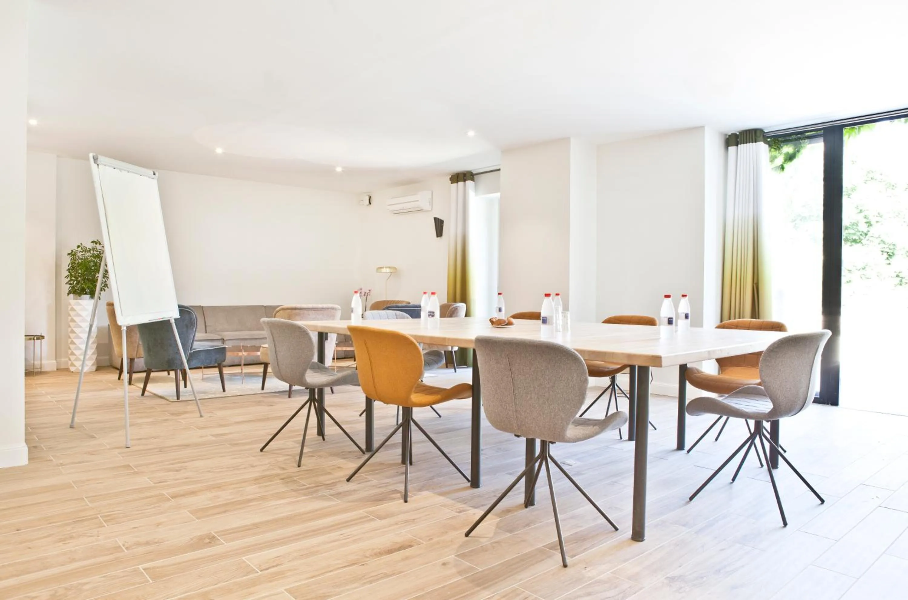 Meeting/conference room in Hotel Le Saint Gelais