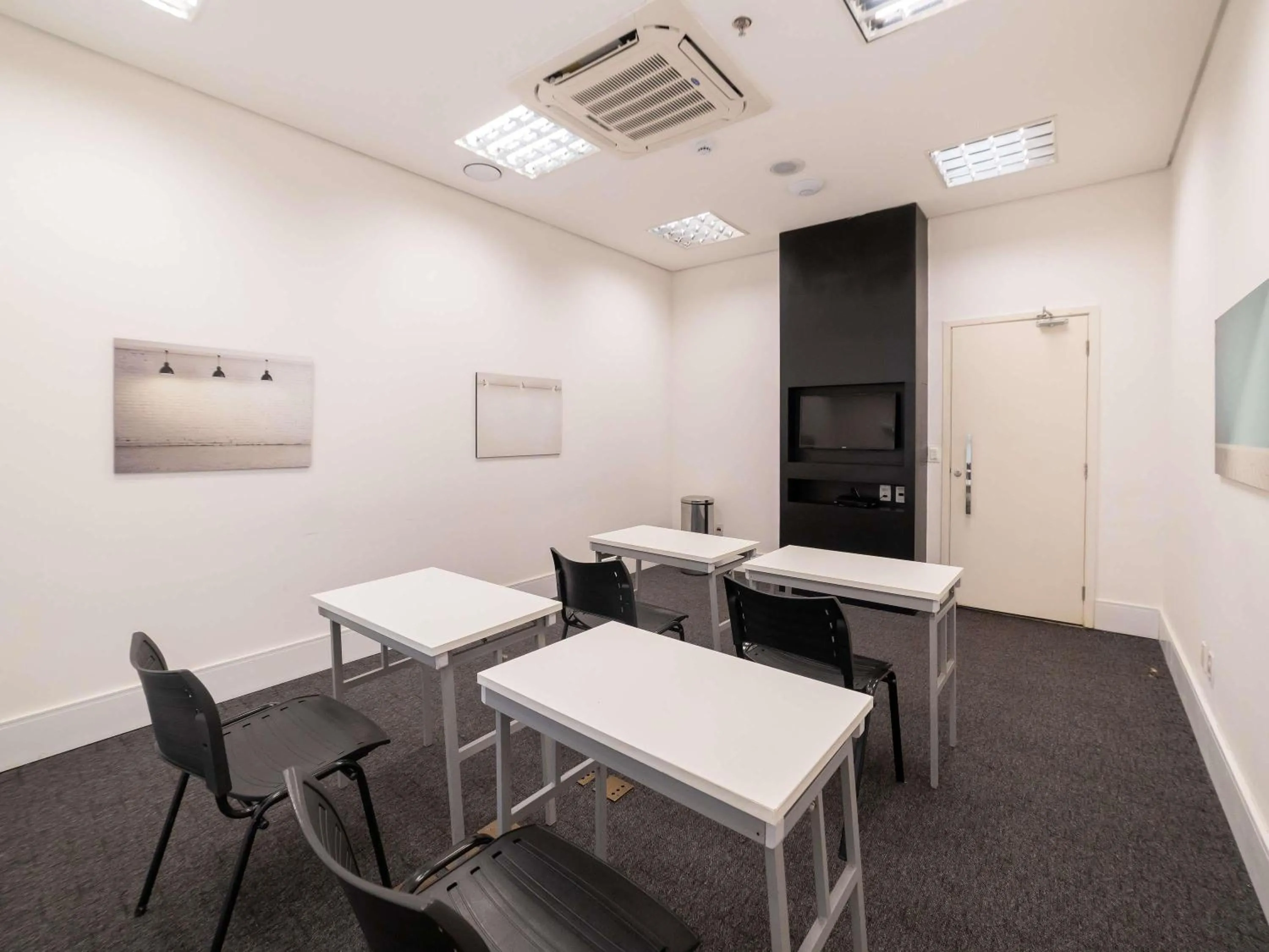 Meeting/conference room in ibis Styles Maracanau