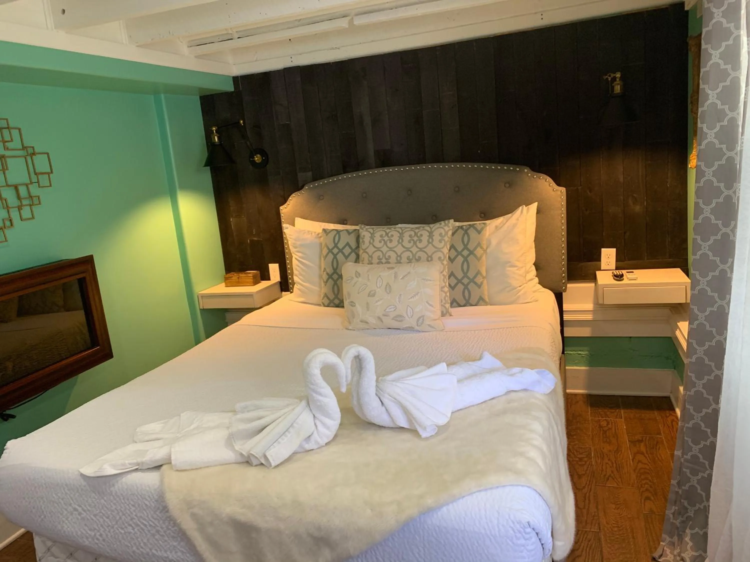 Bed in Peace & Plenty Inn Bed and Breakfast Downtown St Augustine-Adults Only