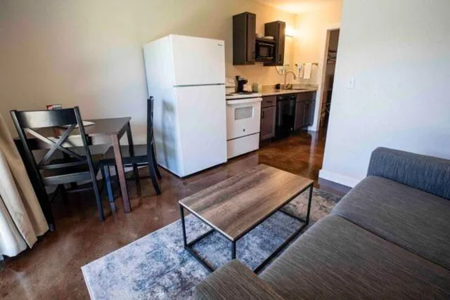 Nader's Motel & Suites