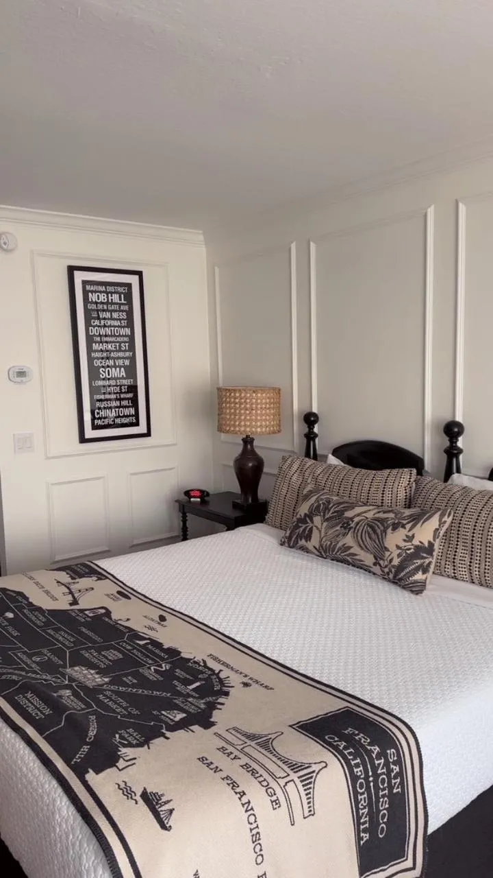 Bed in Cow Hollow Inn and Suites