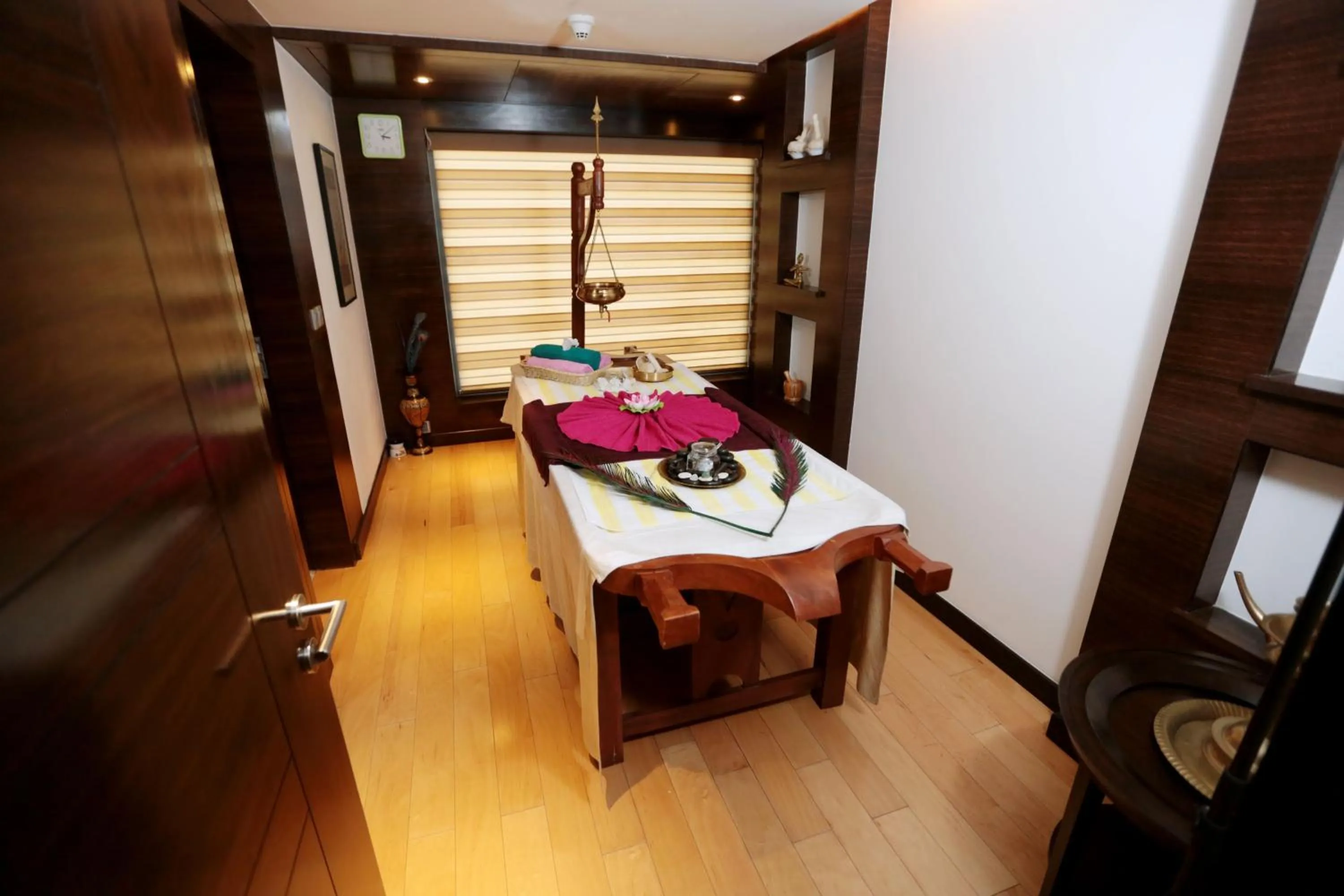 Massage, Bed in Hotel Madin