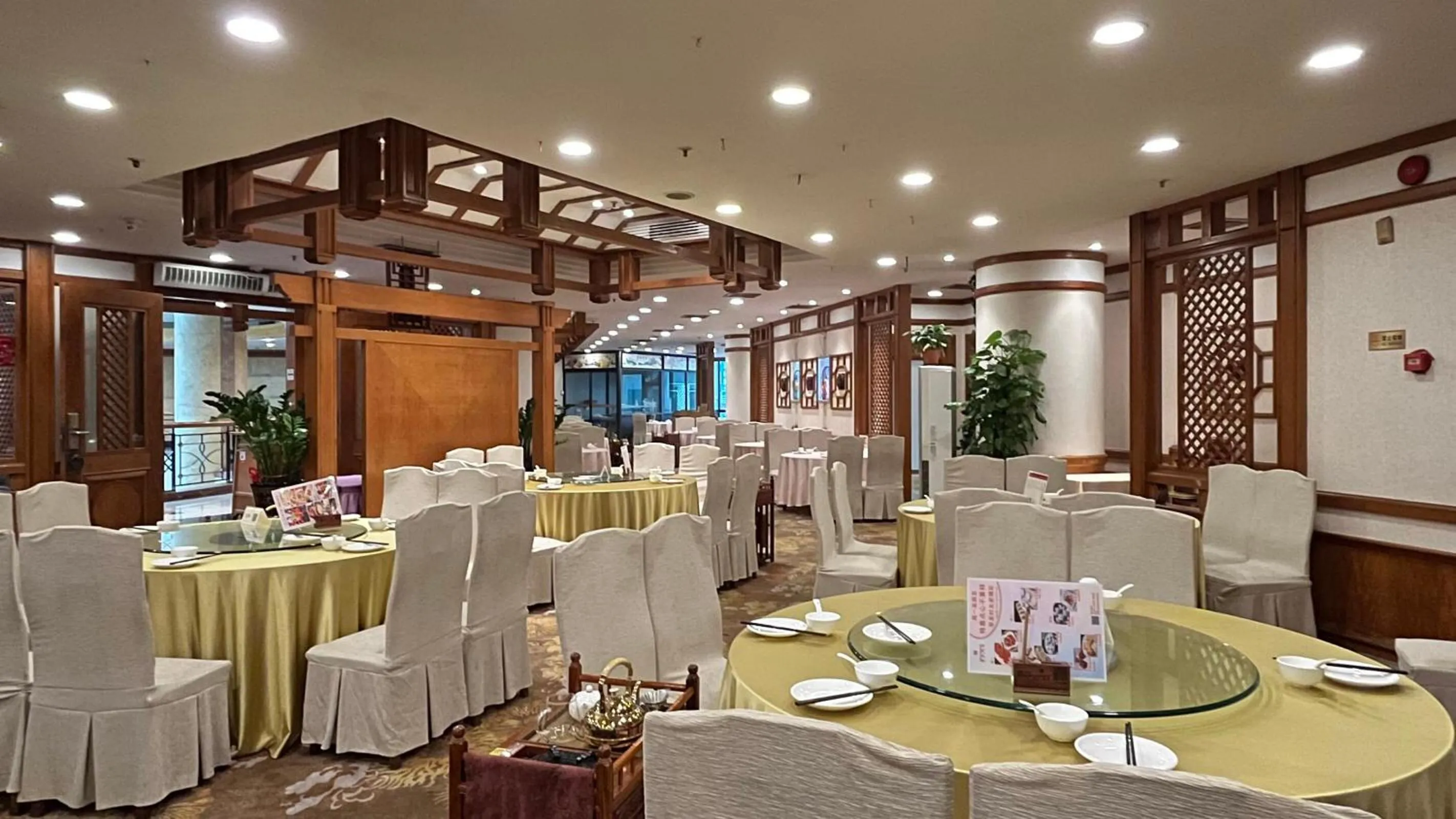 Restaurant/places to eat in Hotel Silverland