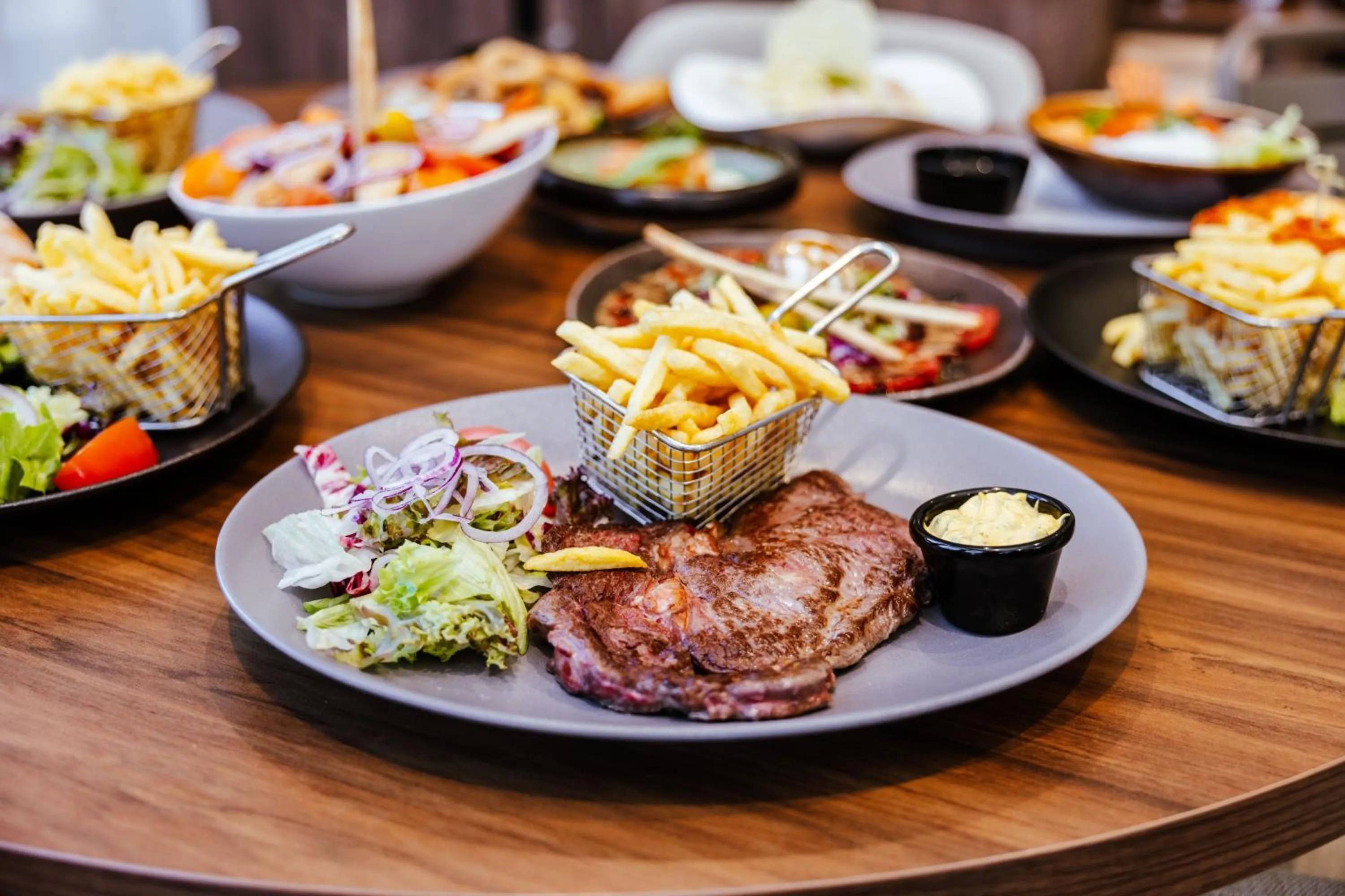 Restaurant/places to eat in Ibis Luxembourg Airport