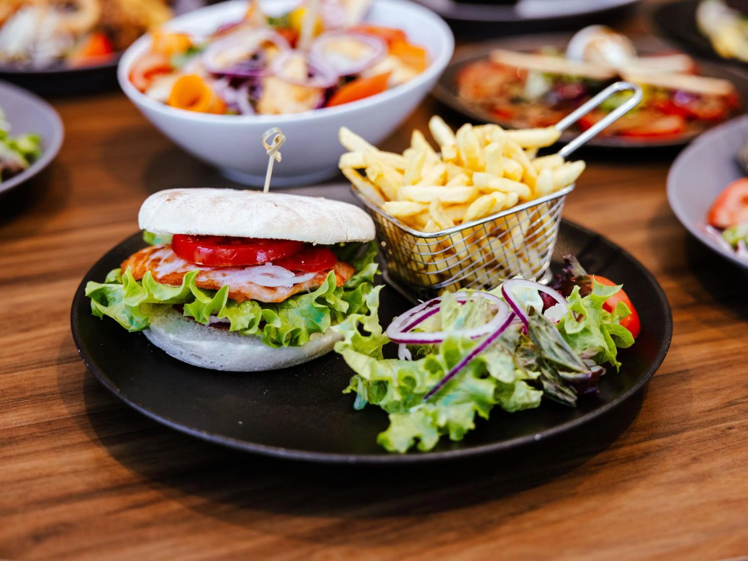 Restaurant/places to eat in Ibis Luxembourg Airport