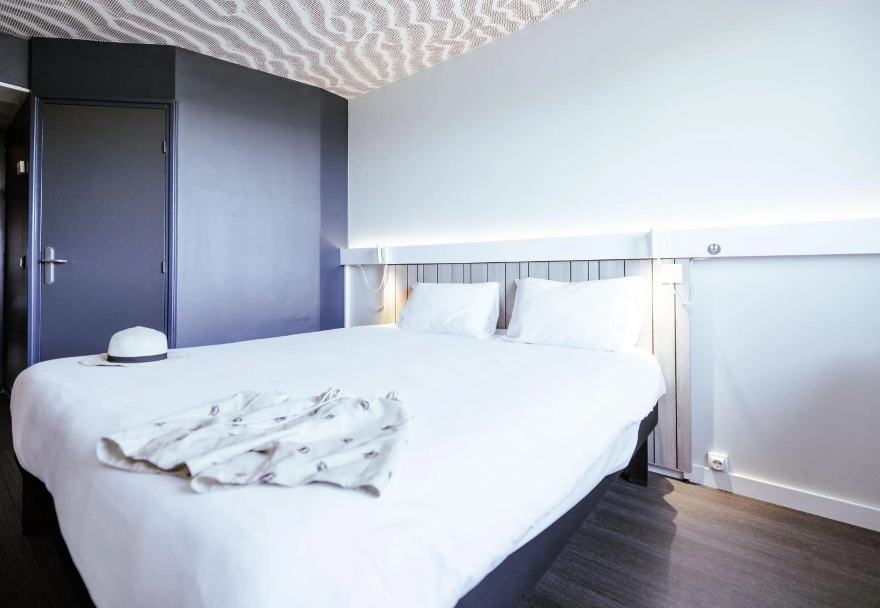 Bed in Ibis Luxembourg Airport