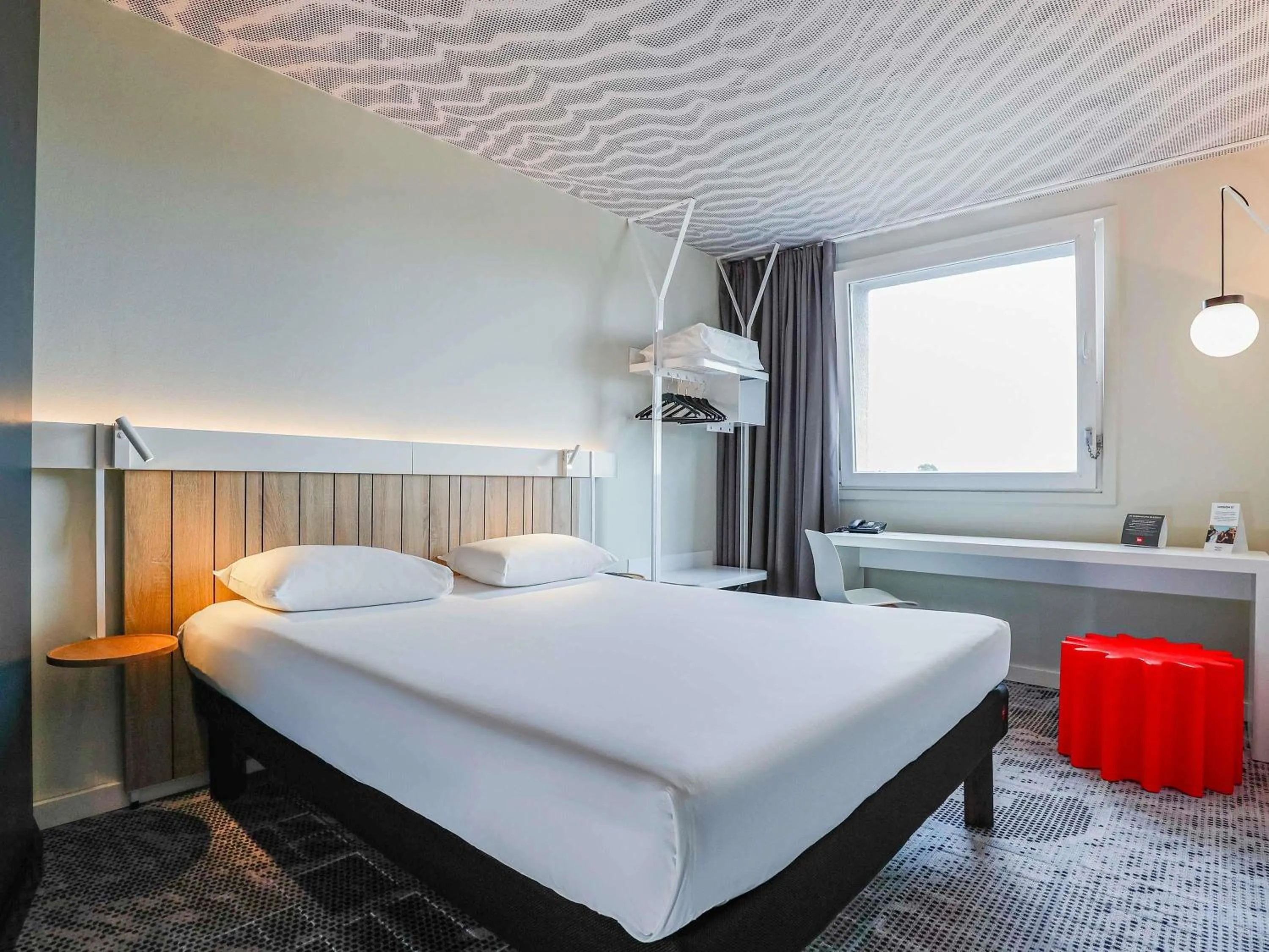 Property building, Bed in Ibis Luxembourg Airport