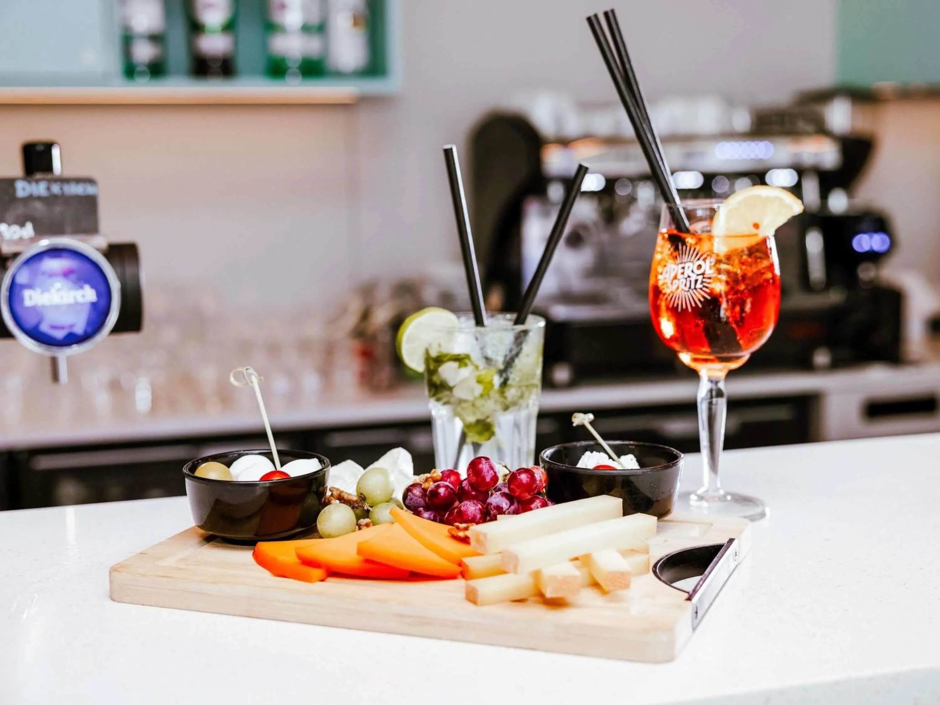 Lounge or bar in Ibis Luxembourg Airport