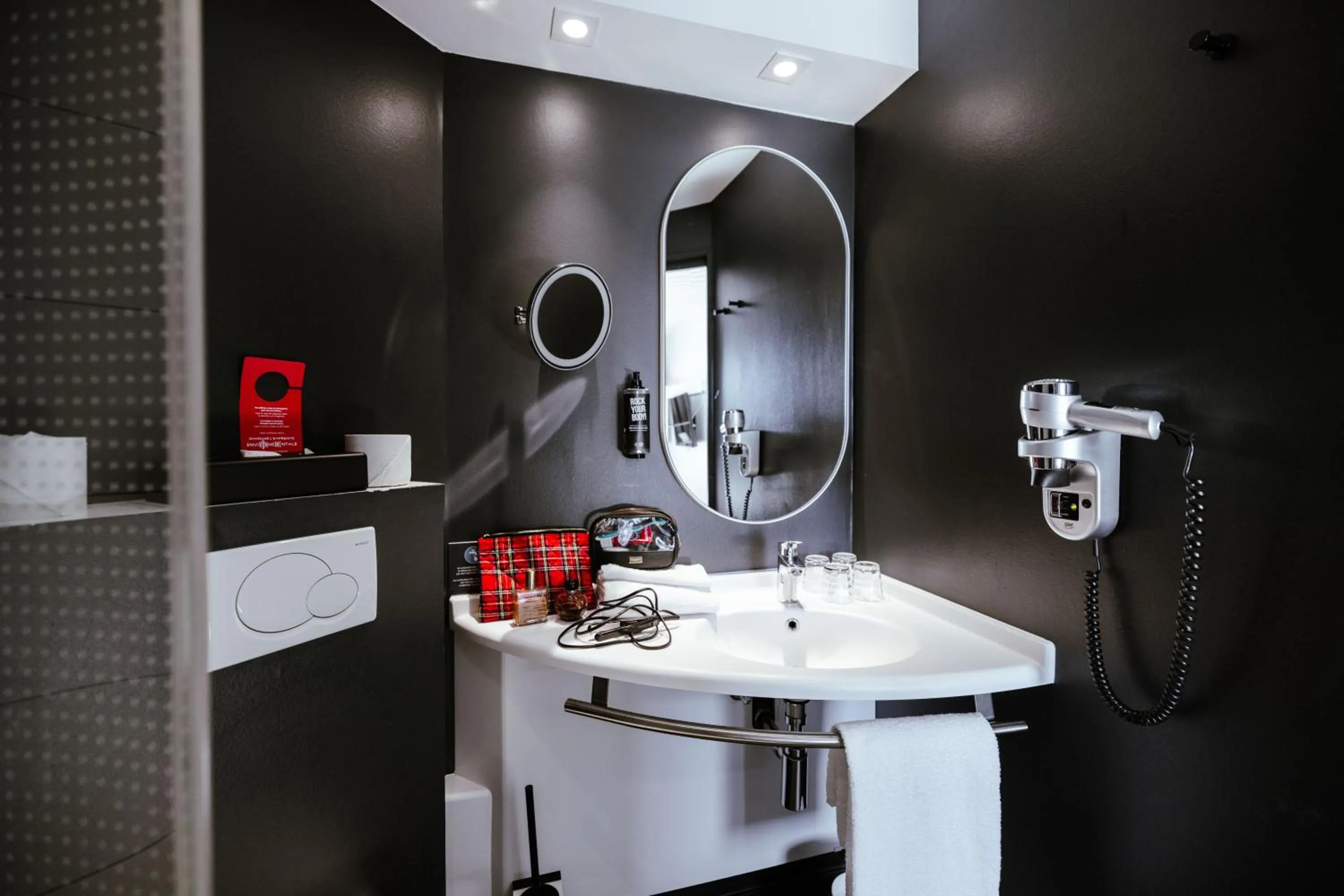 Bathroom in Ibis Luxembourg Airport