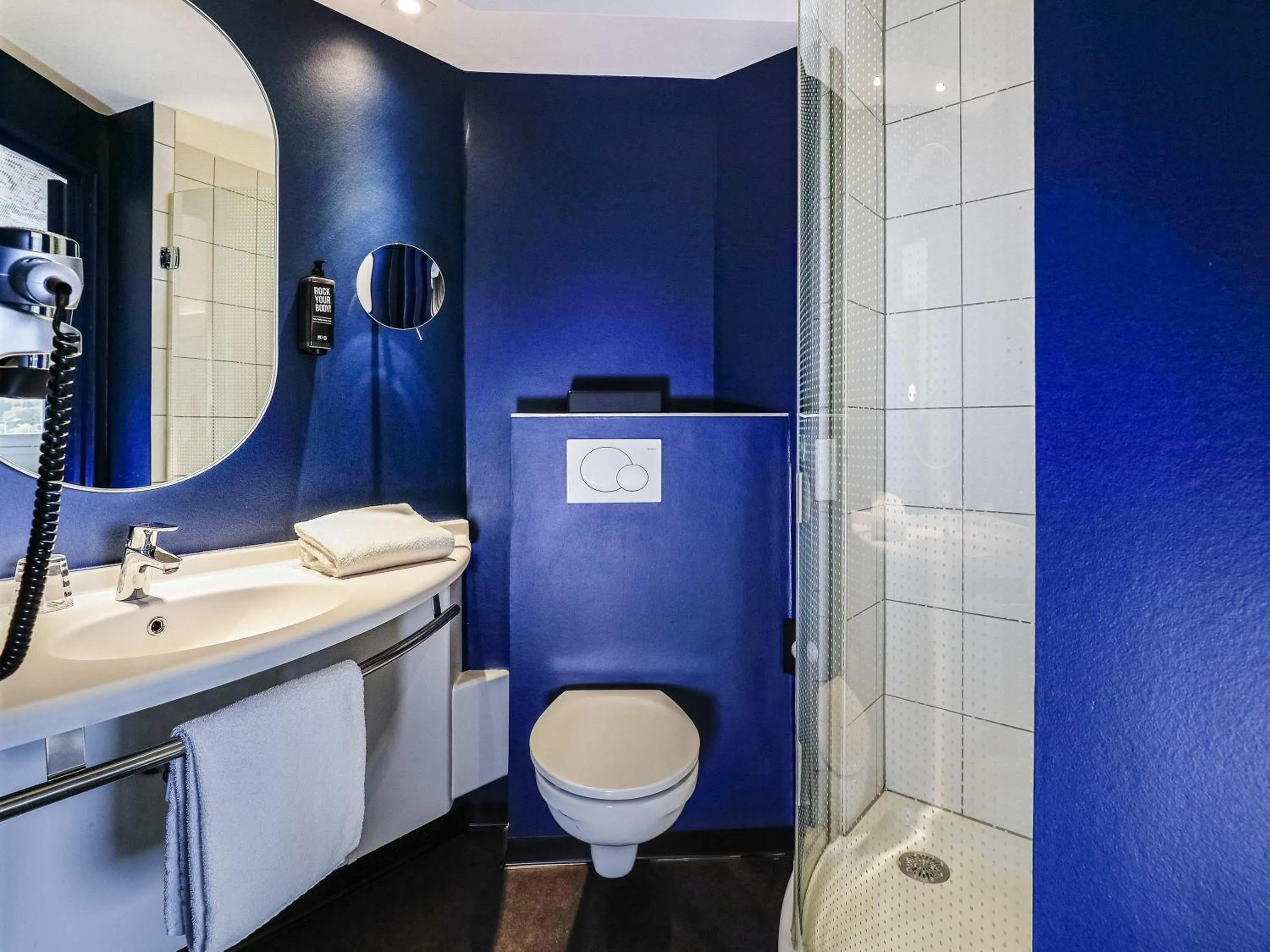 Bedroom in Ibis Luxembourg Airport