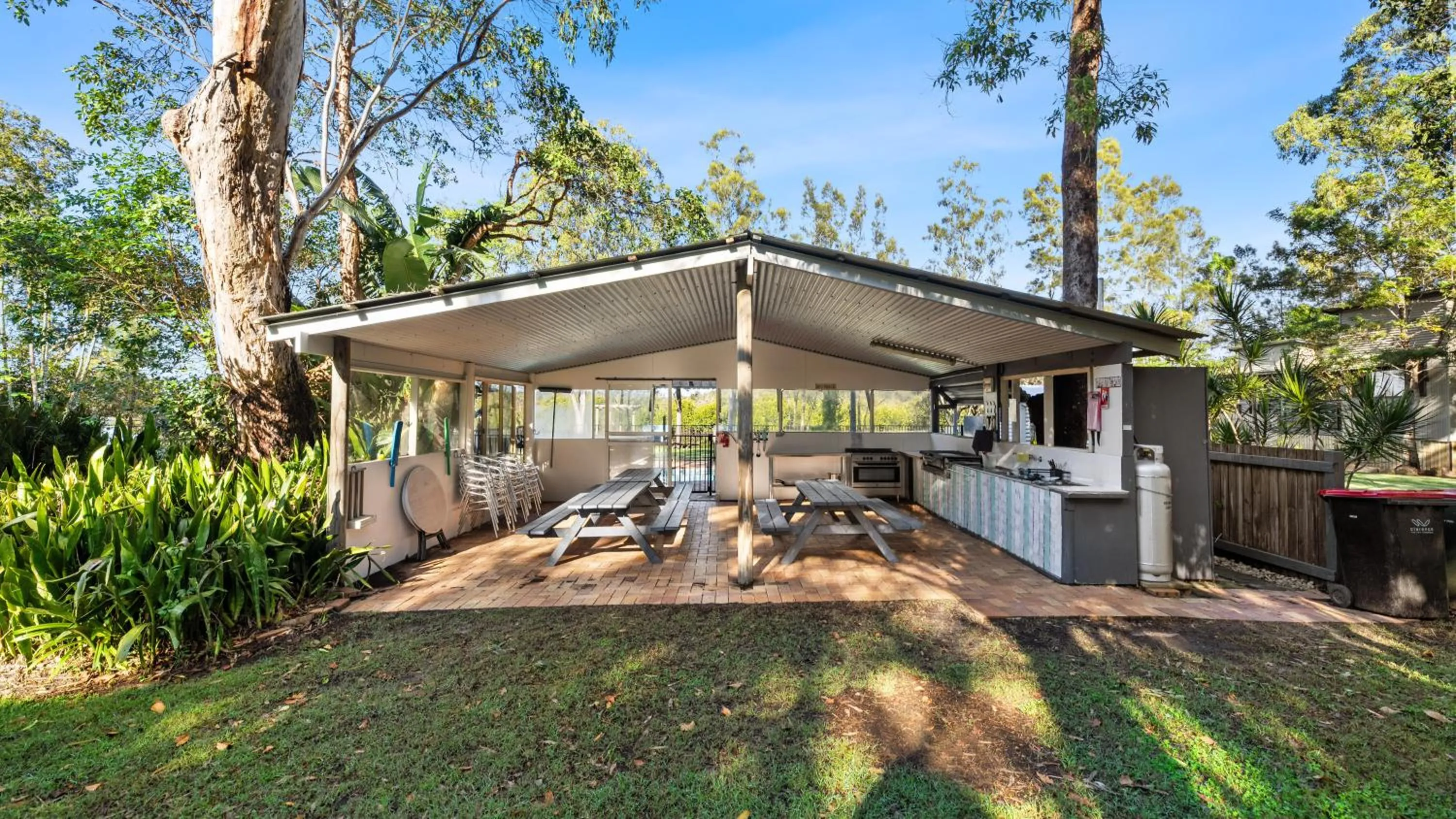 Communal kitchen in Wooli River Lodges
