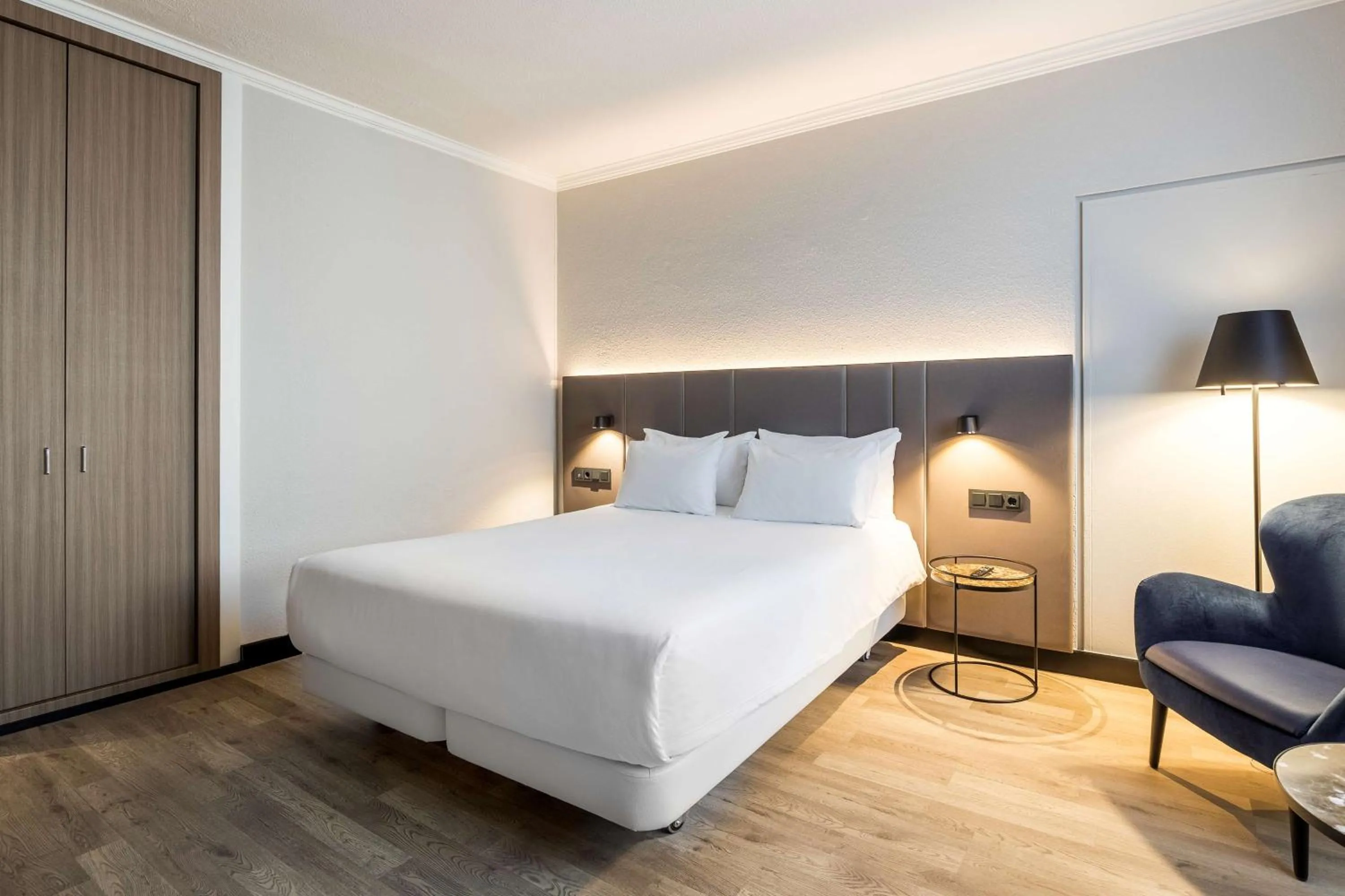 Bedroom, Bed in NH Luxembourg Airport