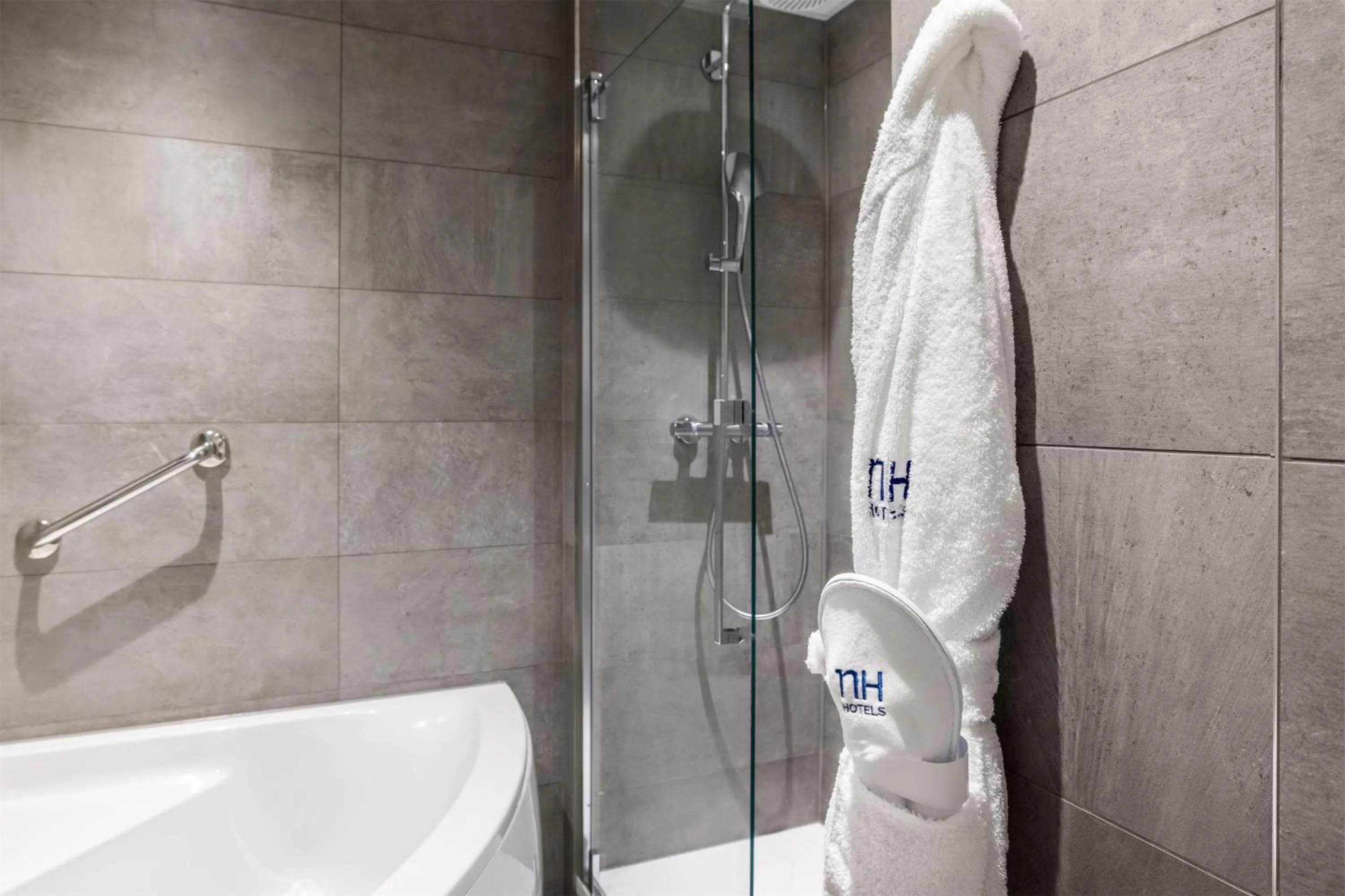 Bathroom in NH Luxembourg Airport