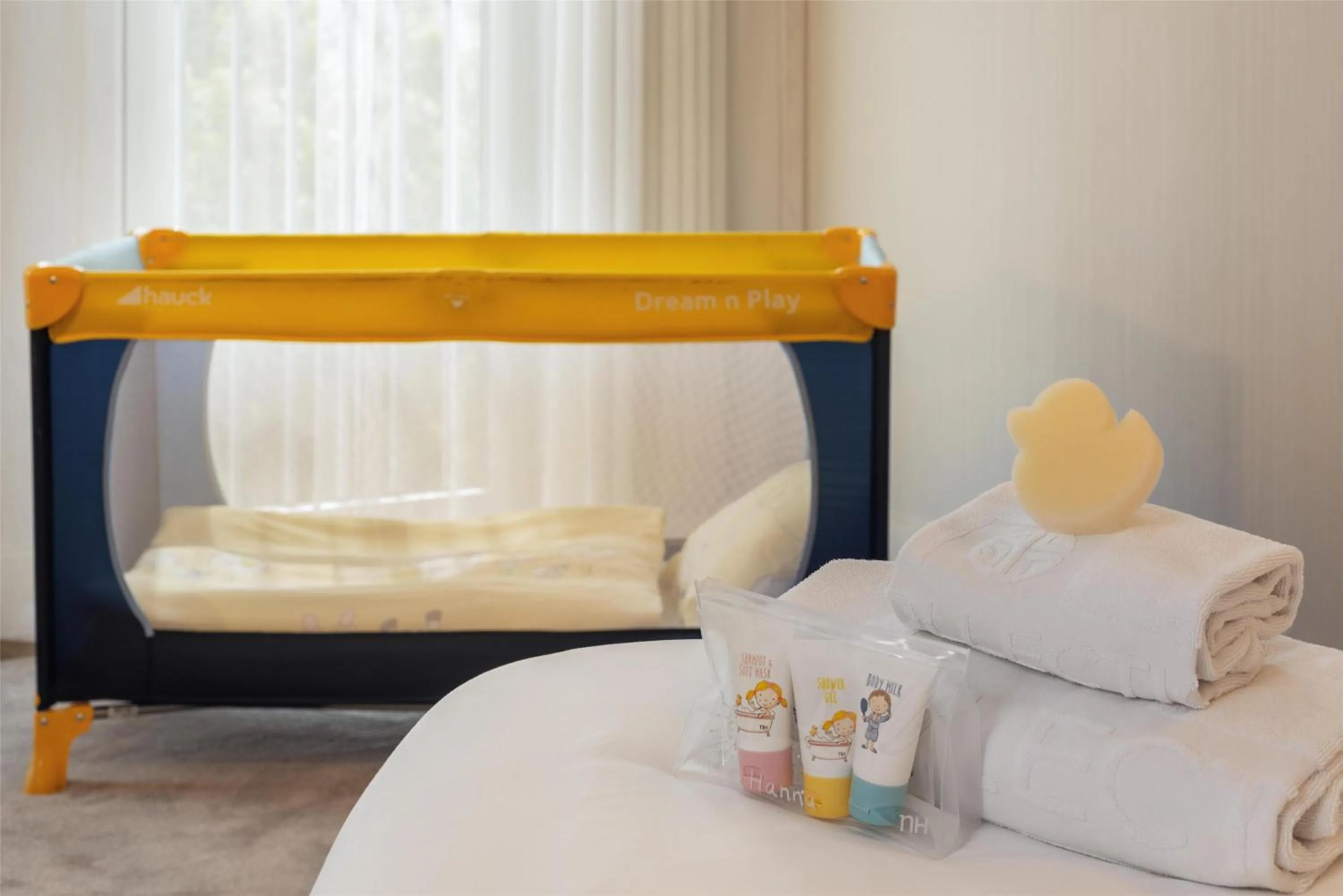 Bedroom, Bed in NH Luxembourg Airport