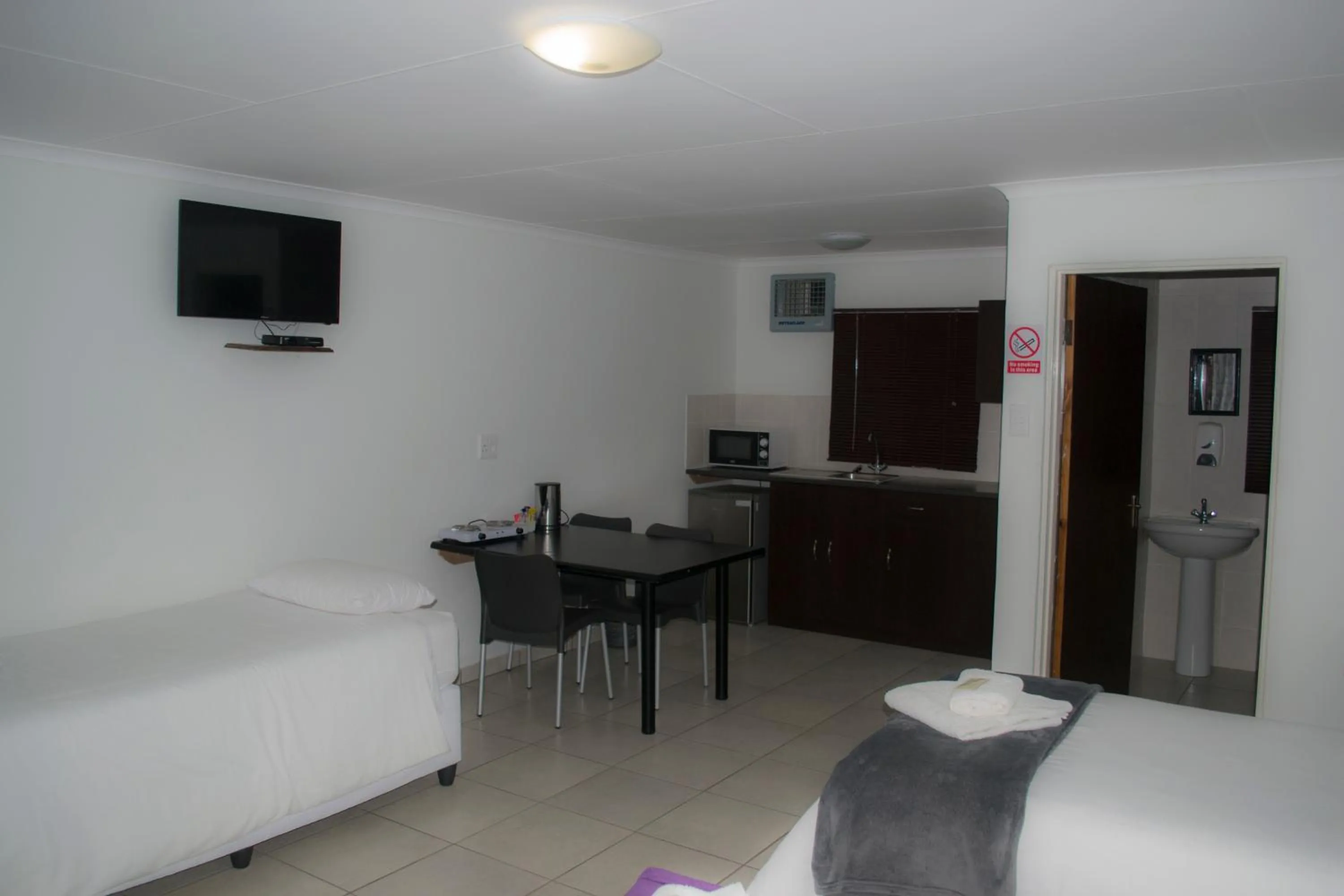 Family Room with Bathroom in La Palma Lodge