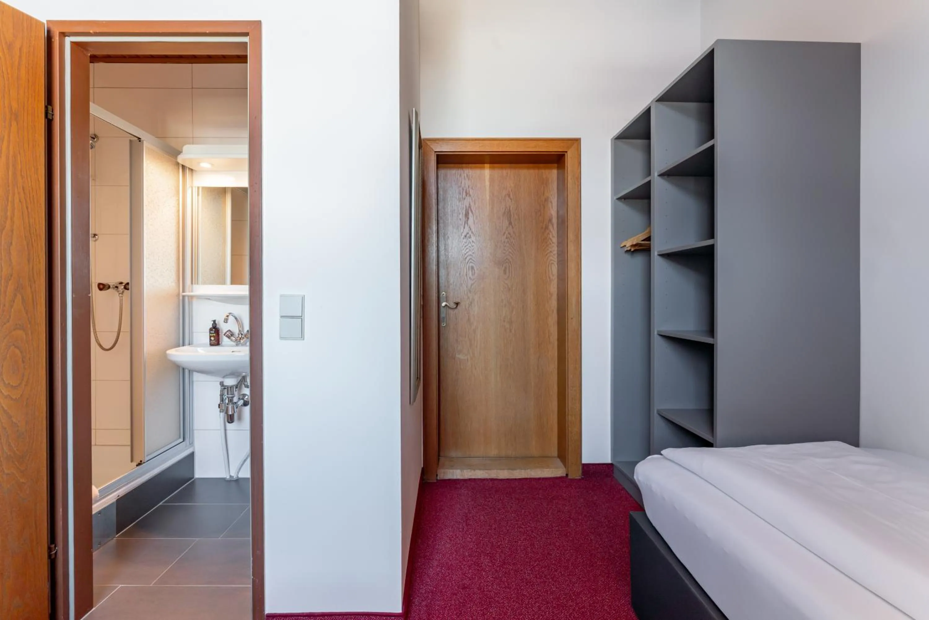 wardrobe, Bed in Hotel Gasthof Post