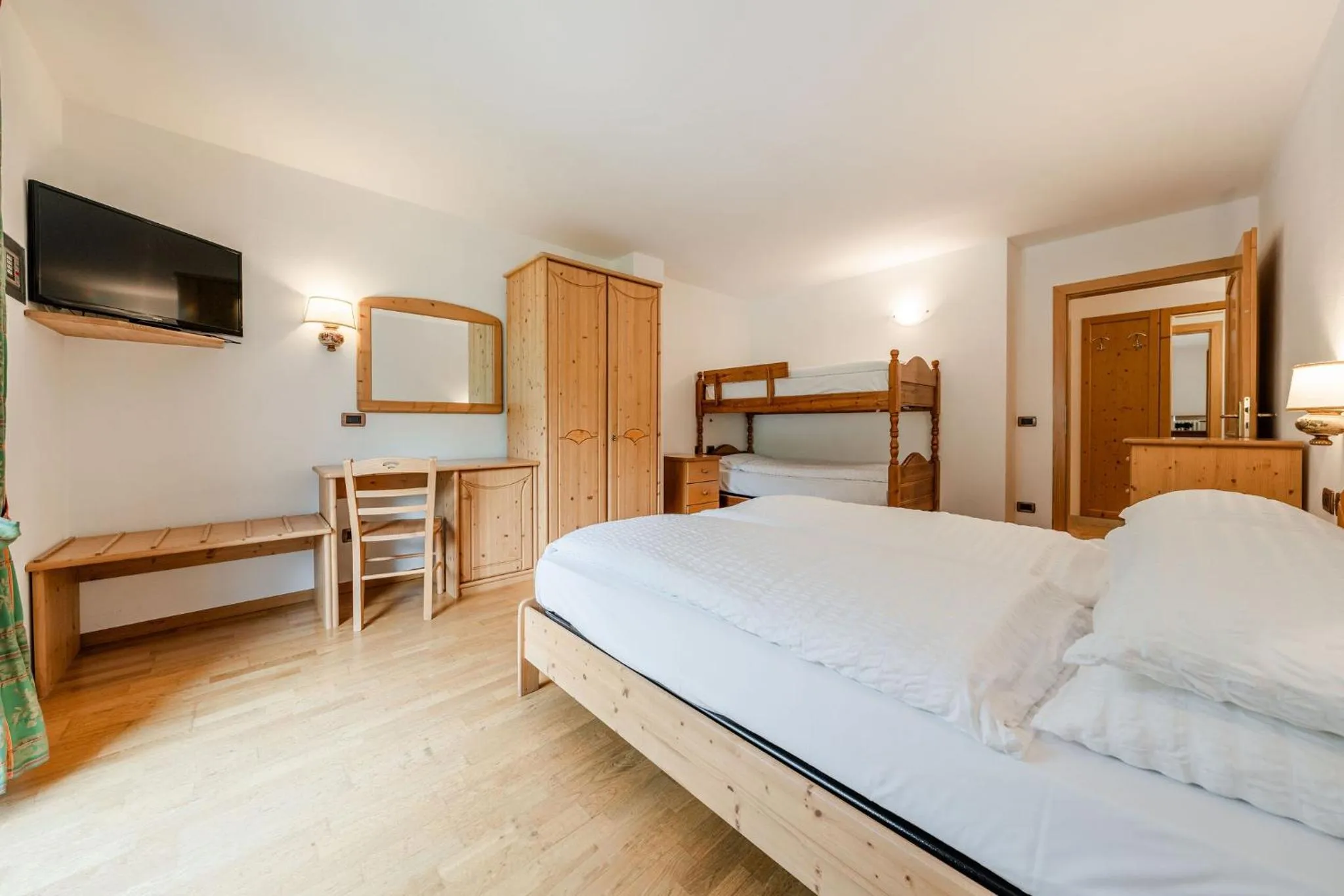 Photo of the whole room, Bed in Family Apartments Vioz