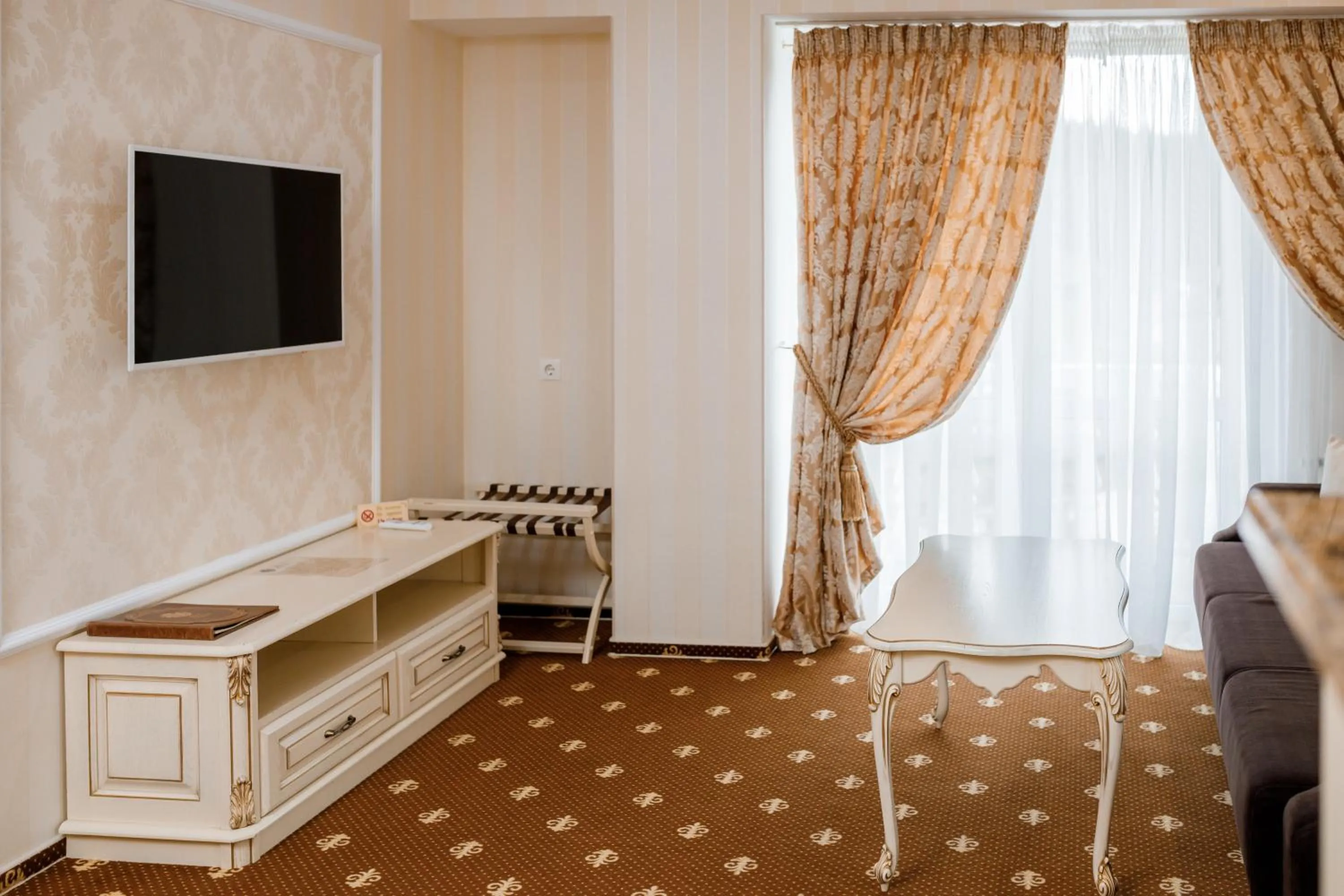 Communal lounge/ TV room, Bed in Chevalier Hotel & SPA