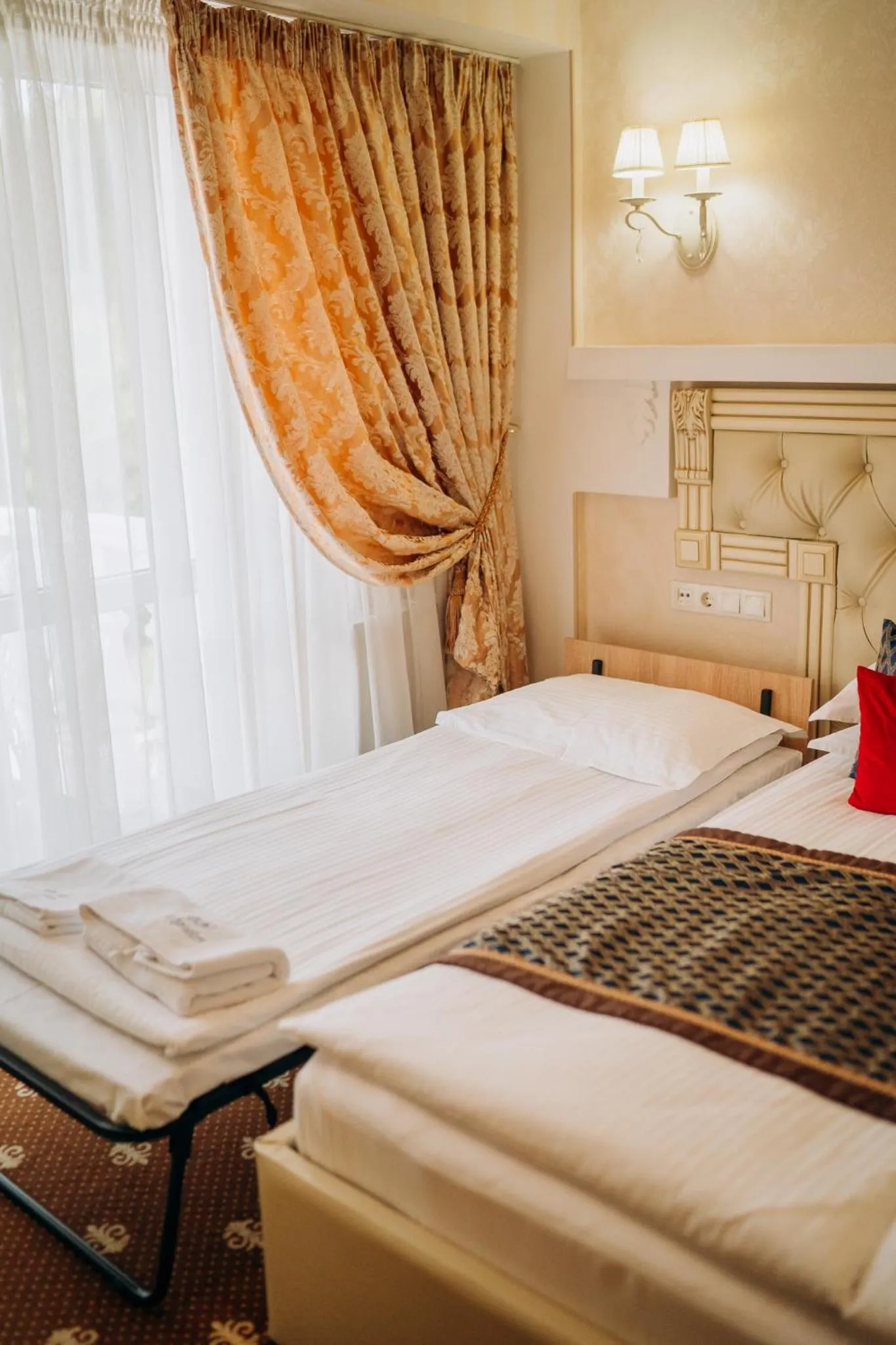 Property building, Bed in Chevalier Hotel & SPA