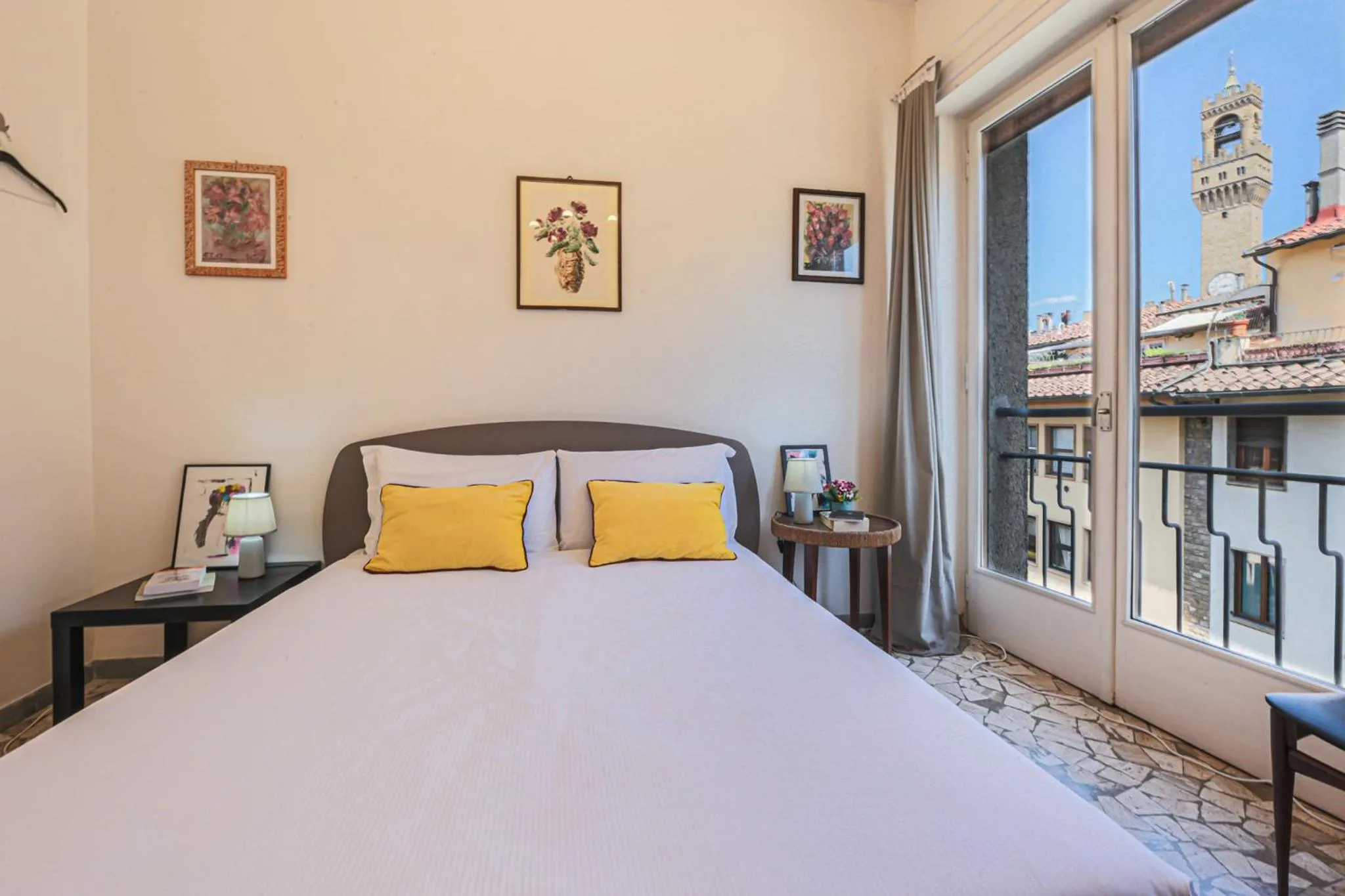 Photo of the whole room, Bed in Apartments Florence - Santa Maria Balcony
