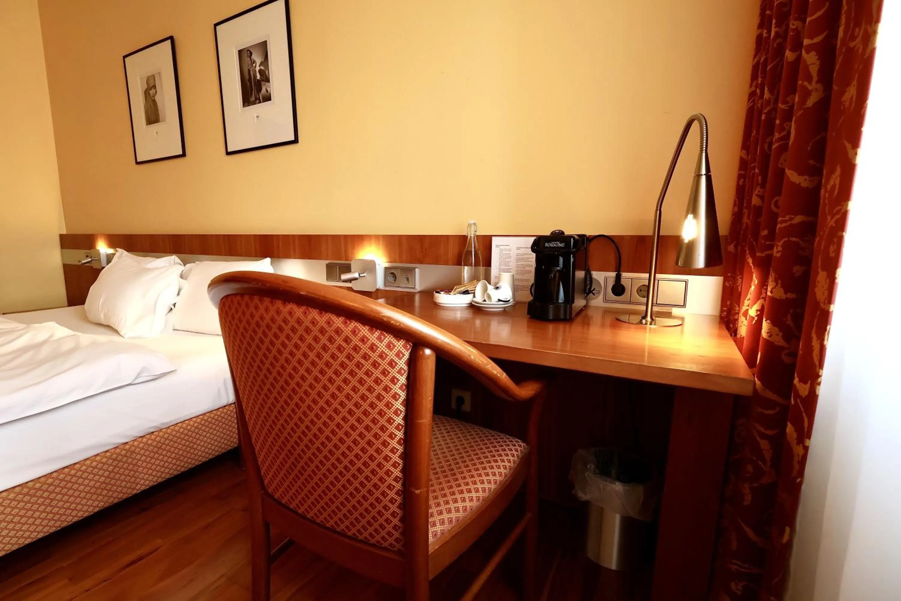 Bed in HOTEL de la POSTE