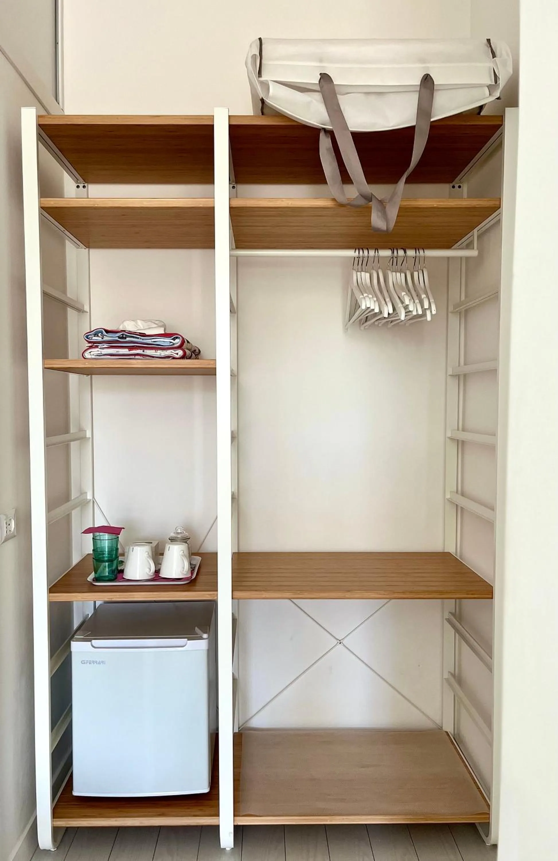 wardrobe in TigellioTre Bed and Breakfast